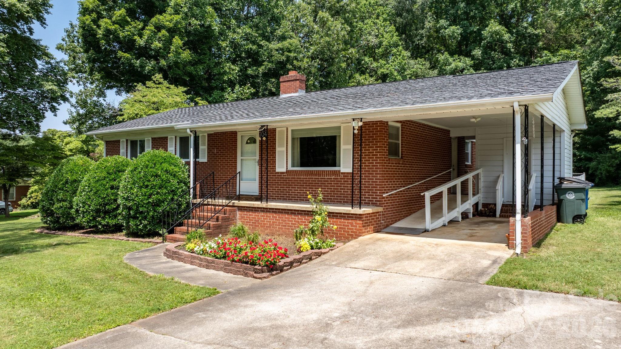 704 4th Street Property Photo 2