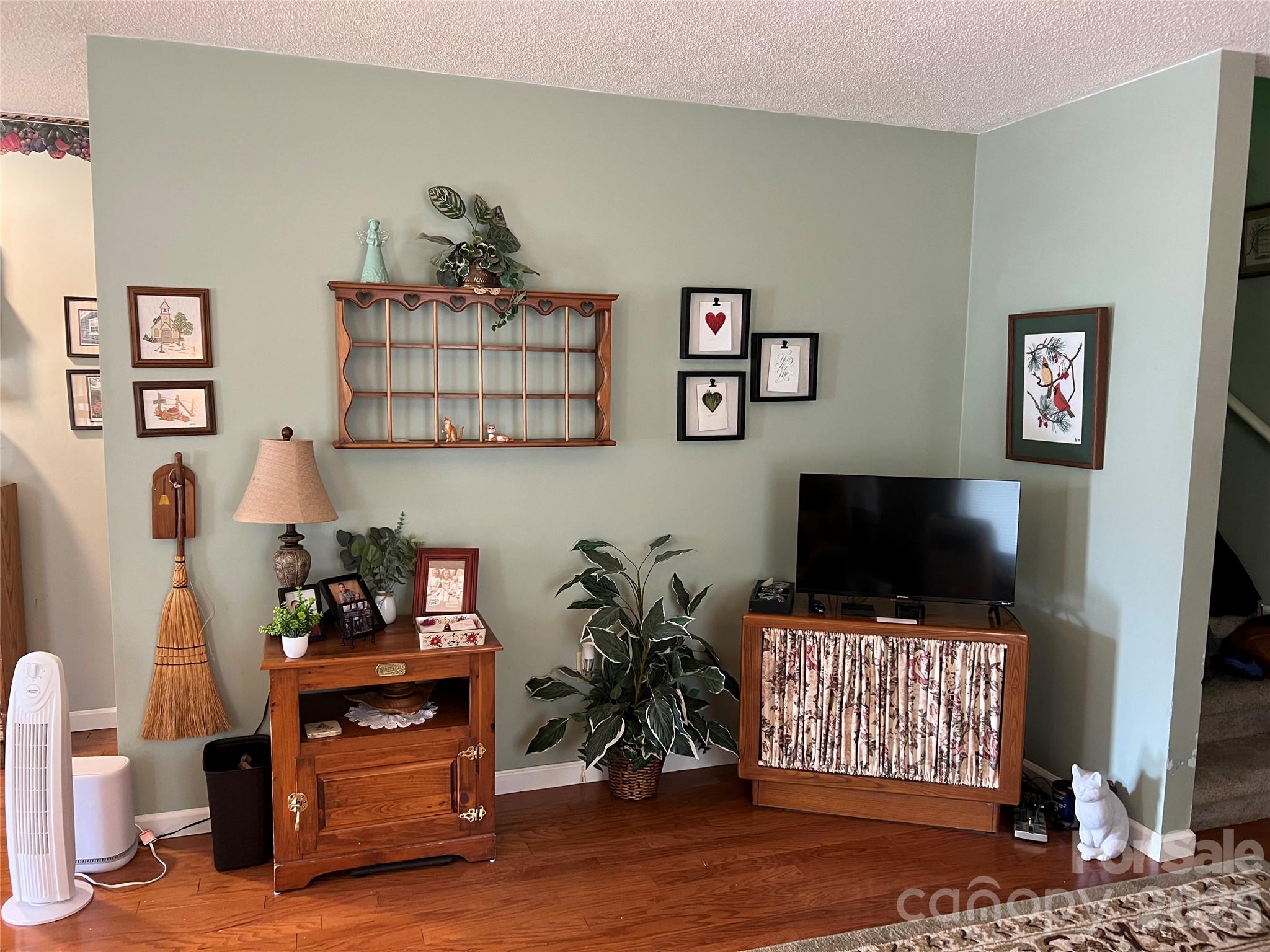 530 West Side Road Property Photo 7