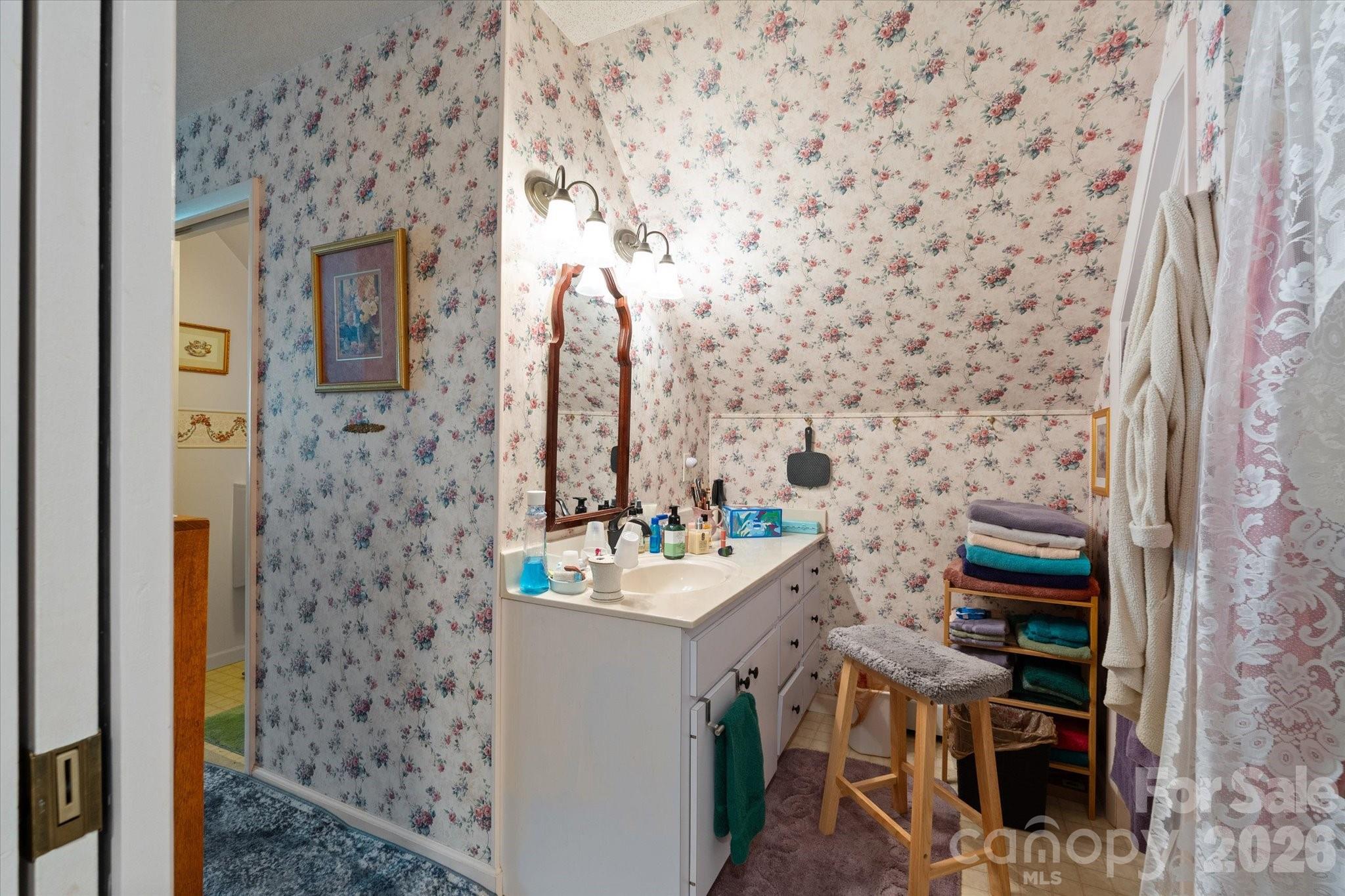 530 West Side Road Property Photo 11