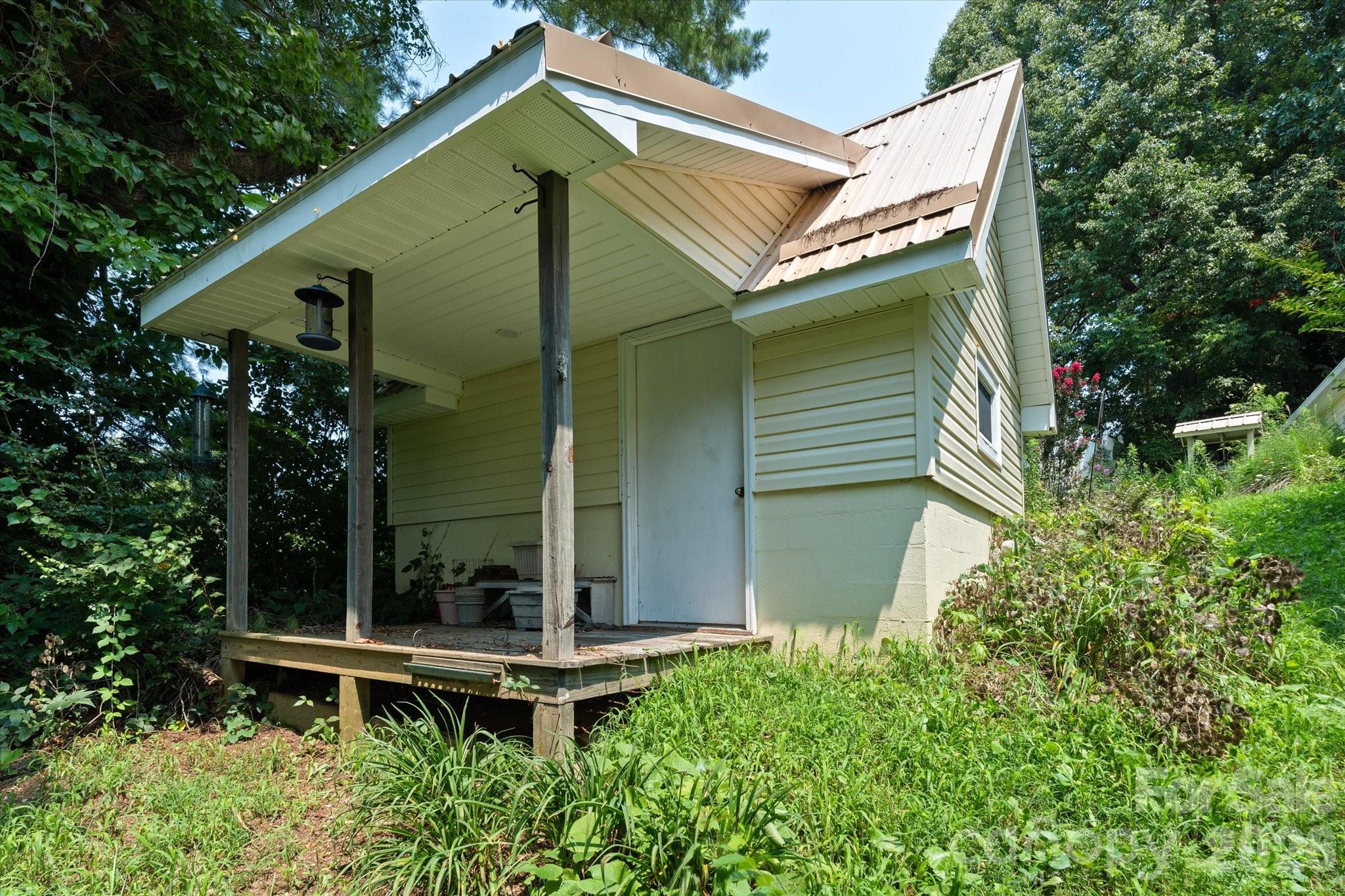 530 West Side Road Property Photo 24