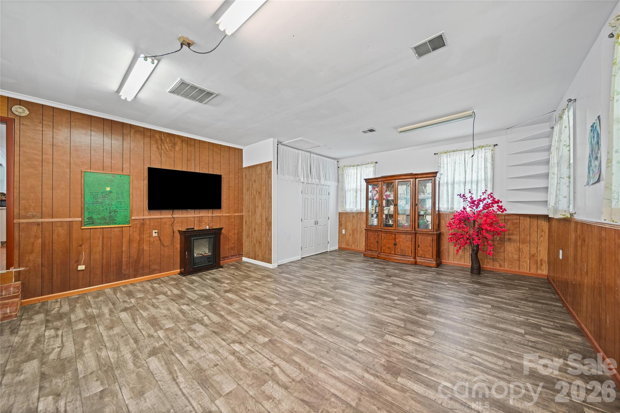 323 Meadowbrook Drive Property Photo 7