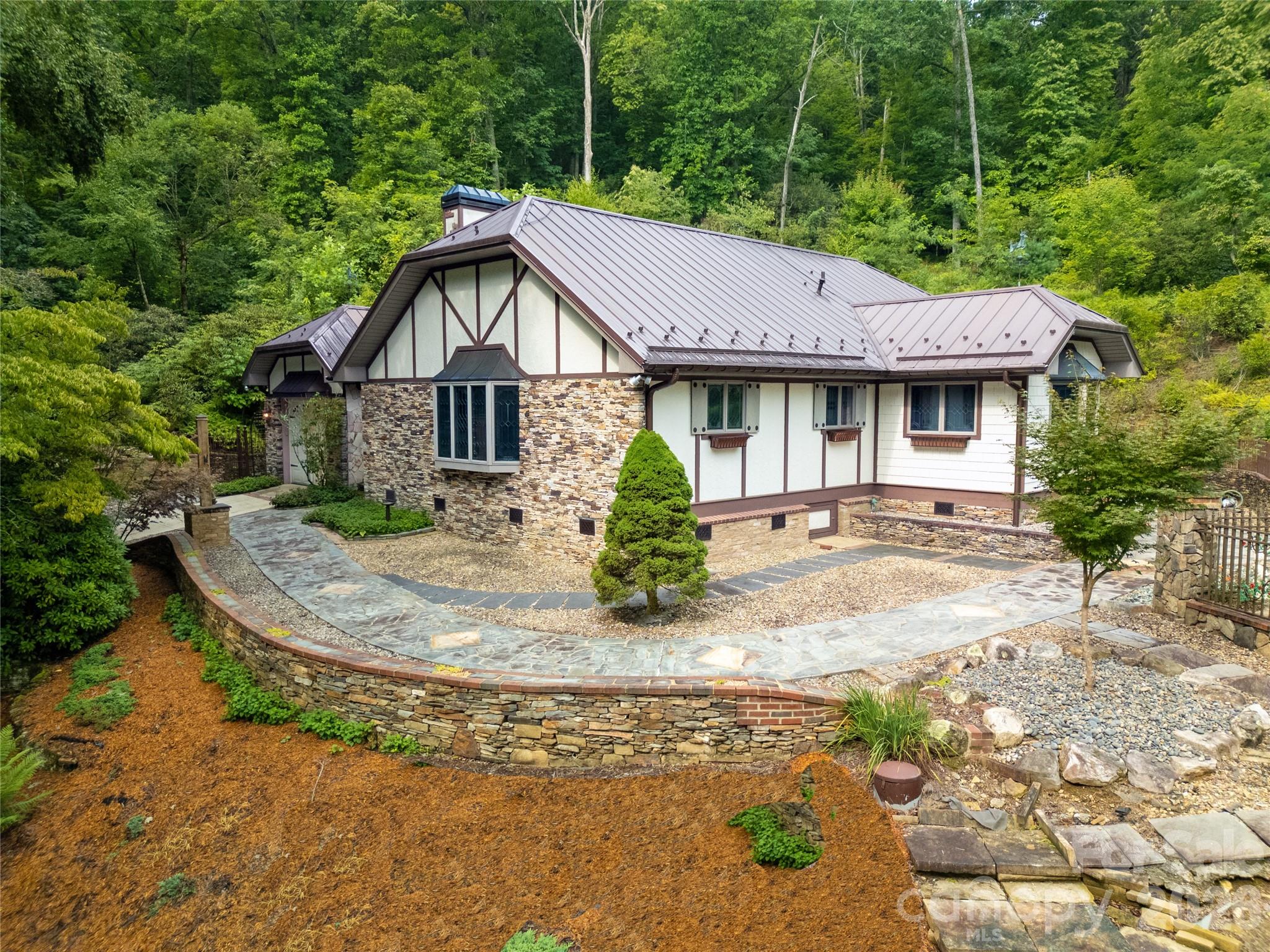 275 Hubbard Hollow Road Property Photo 3
