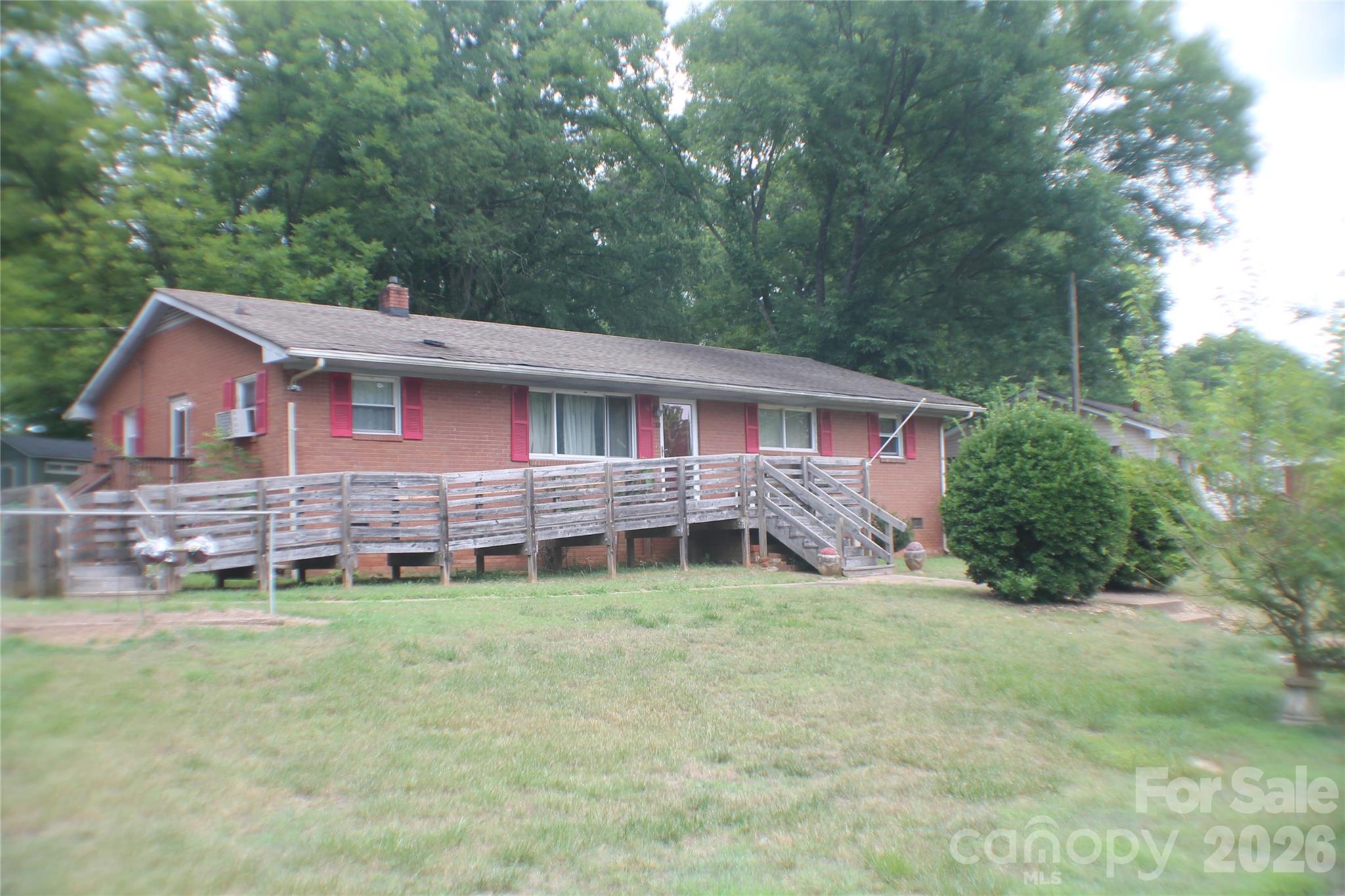 621 Westside Terrace Property Photo 2