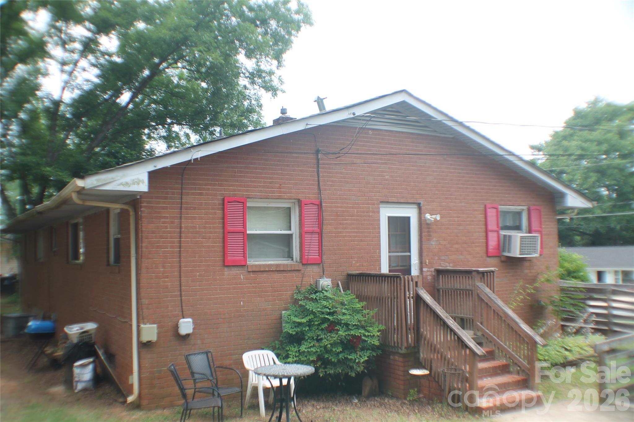 621 Westside Terrace Property Photo 3