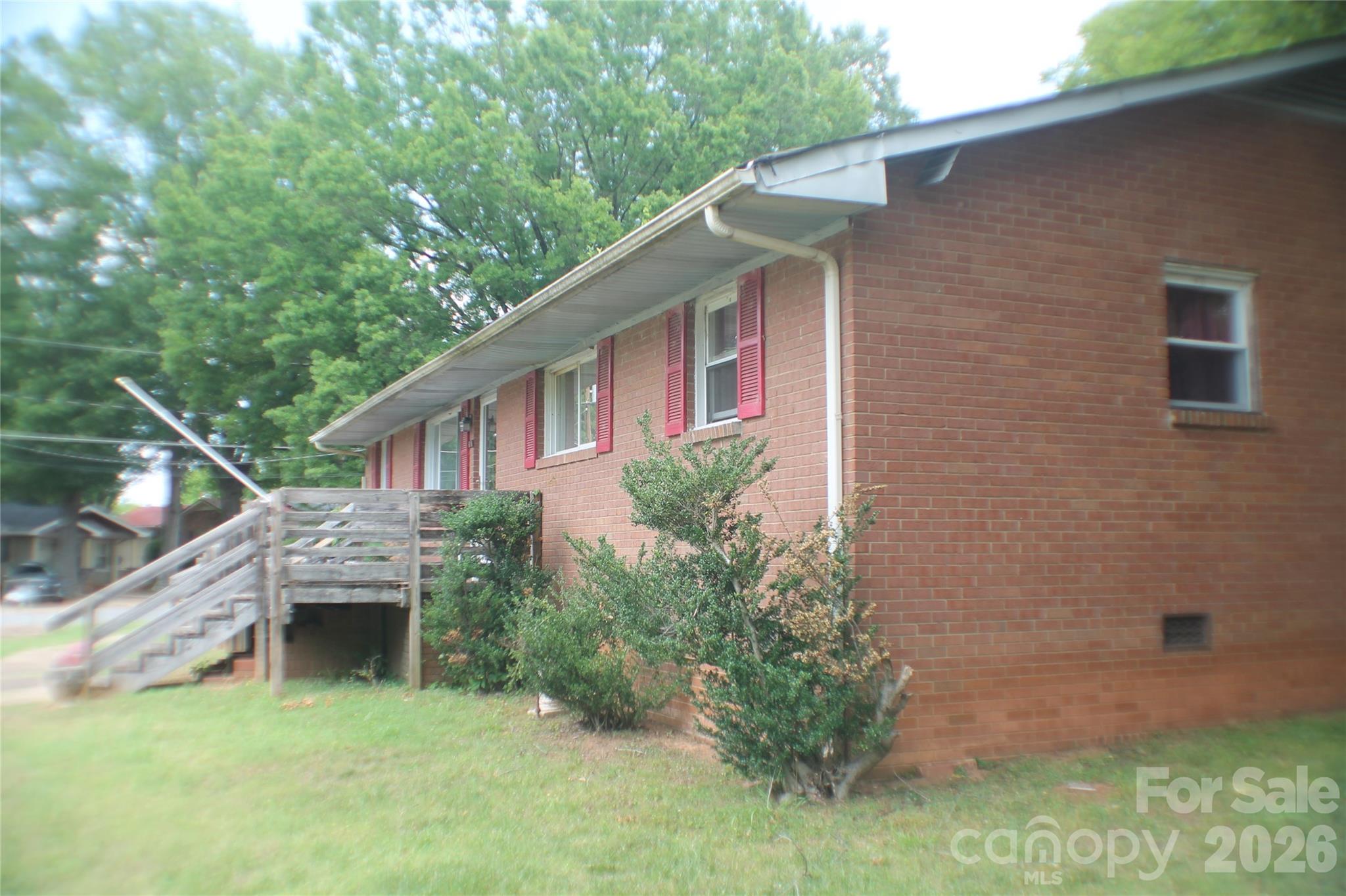 621 Westside Terrace Property Photo 4