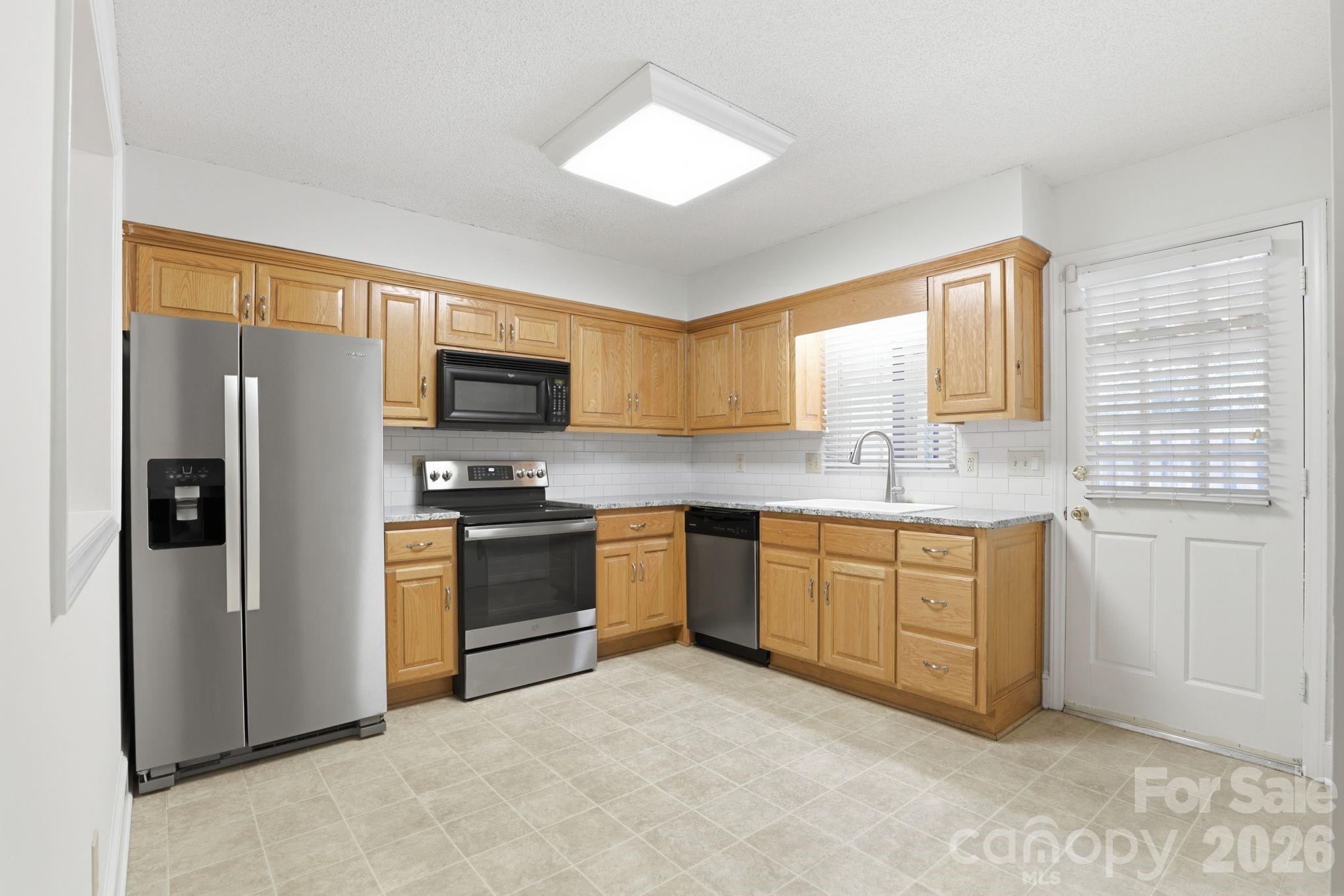 2500 Round Table Road E Property Photo 8