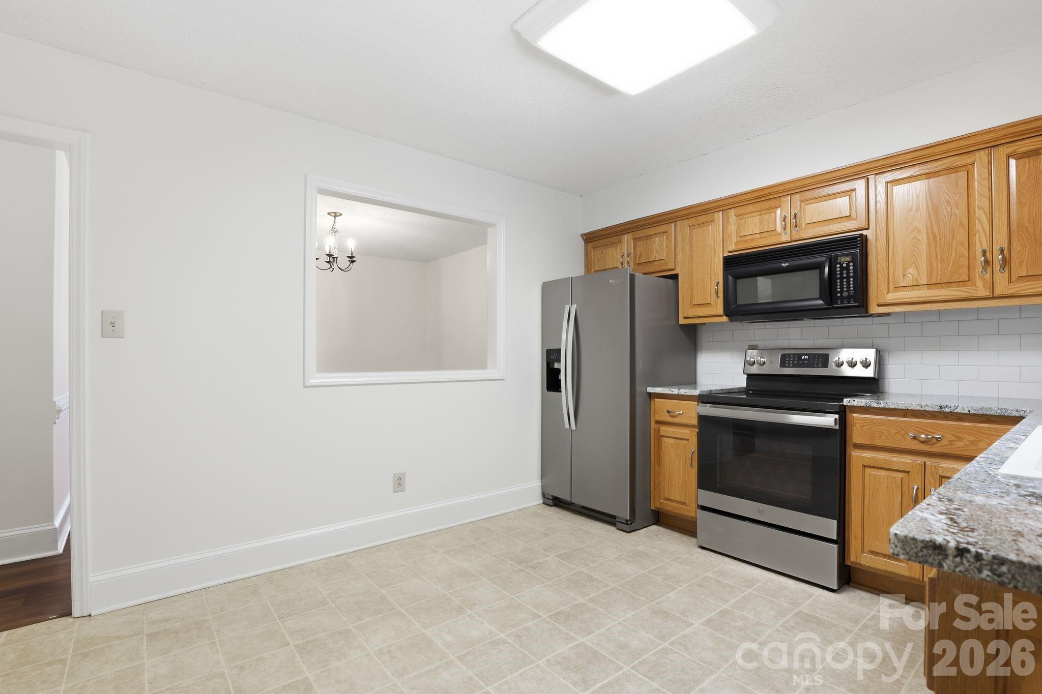2500 Round Table Road E Property Photo 9
