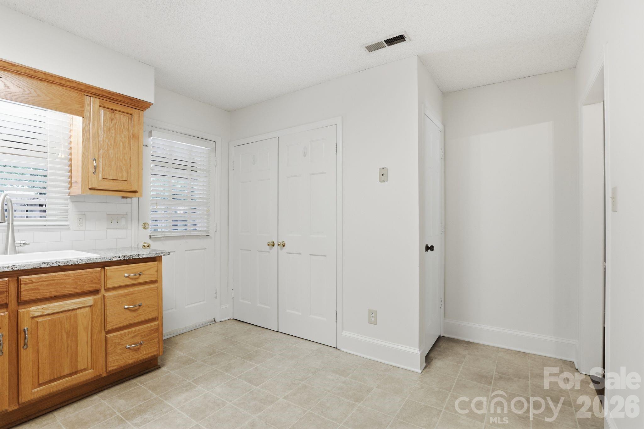 2500 Round Table Road E Property Photo 10