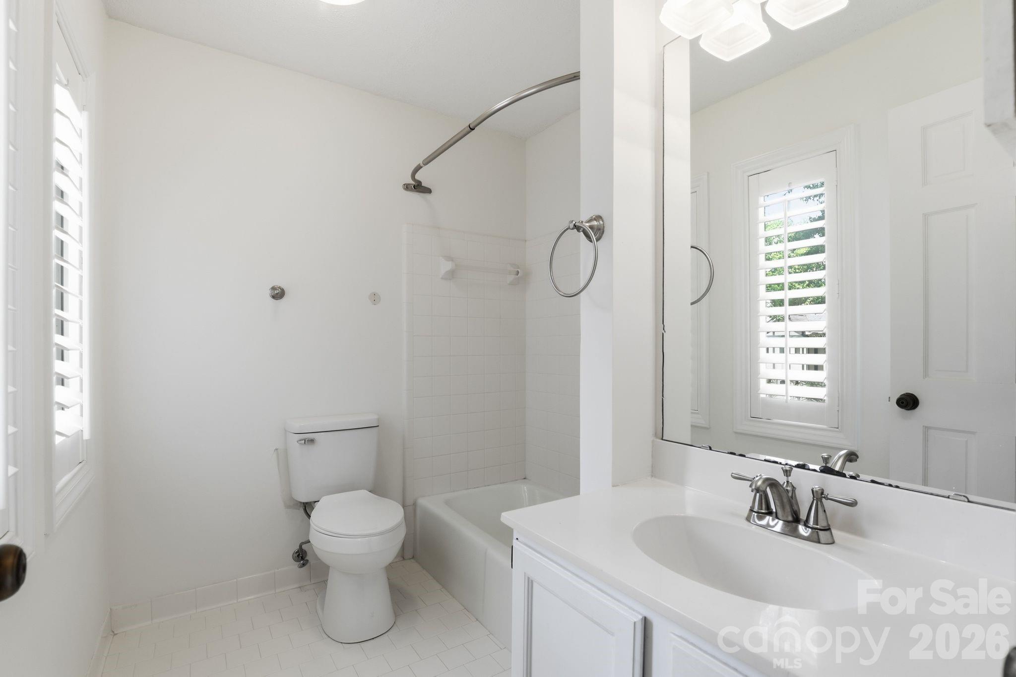 2500 Round Table Road E Property Photo 18