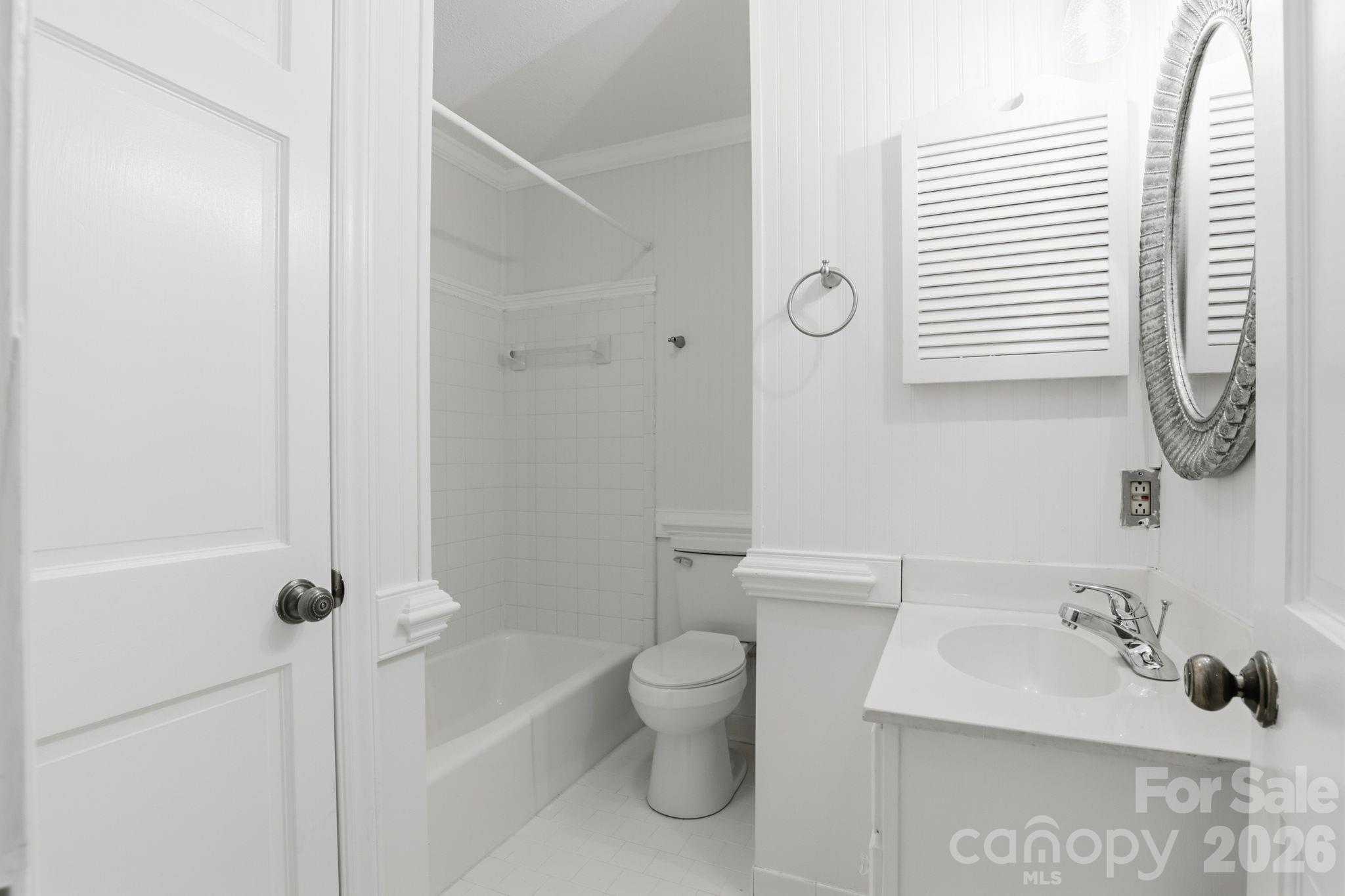 2500 Round Table Road E Property Photo 21