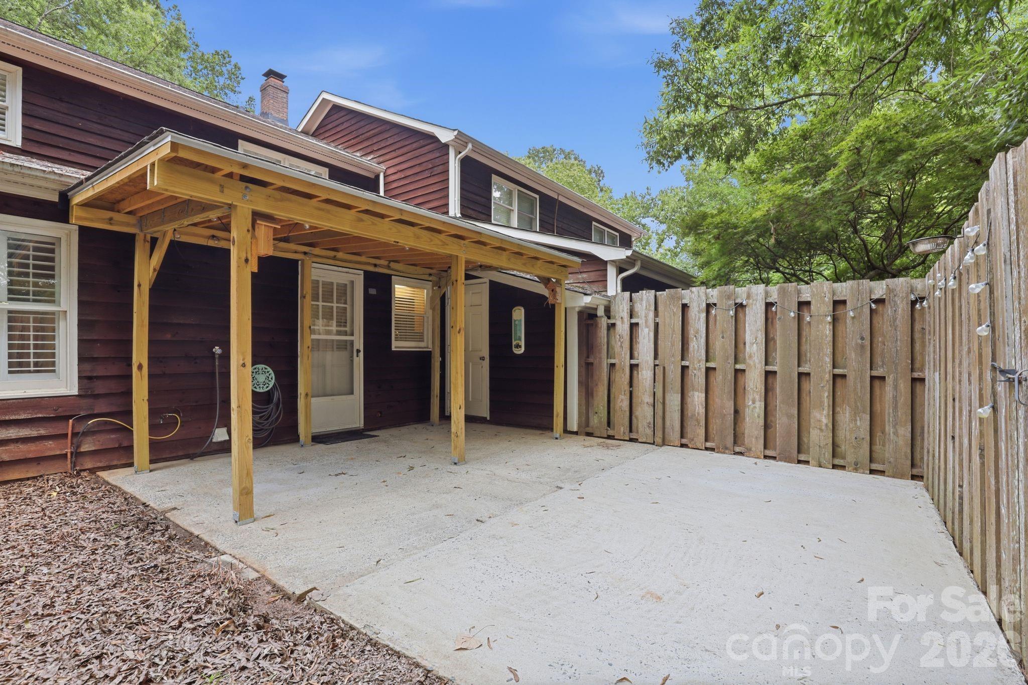 2500 Round Table Road E Property Photo 27
