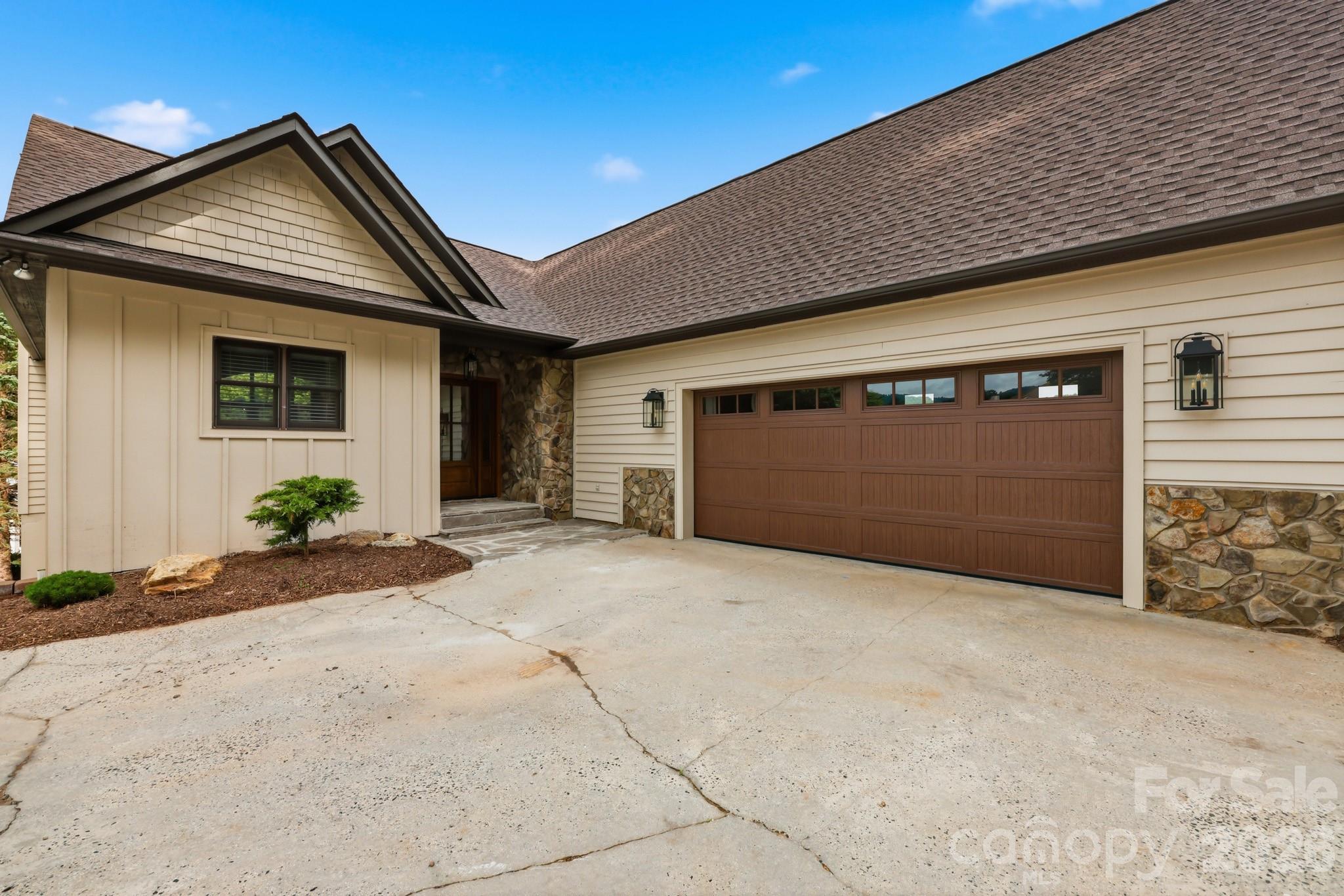 643 W Landing Drive Property Photo 4