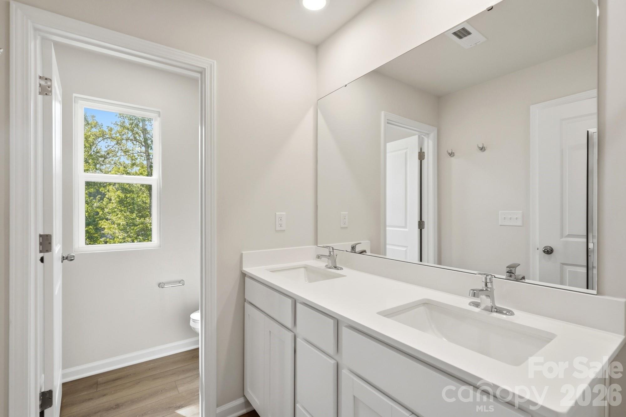 3201 Meadow Knoll Drive Property Photo 4