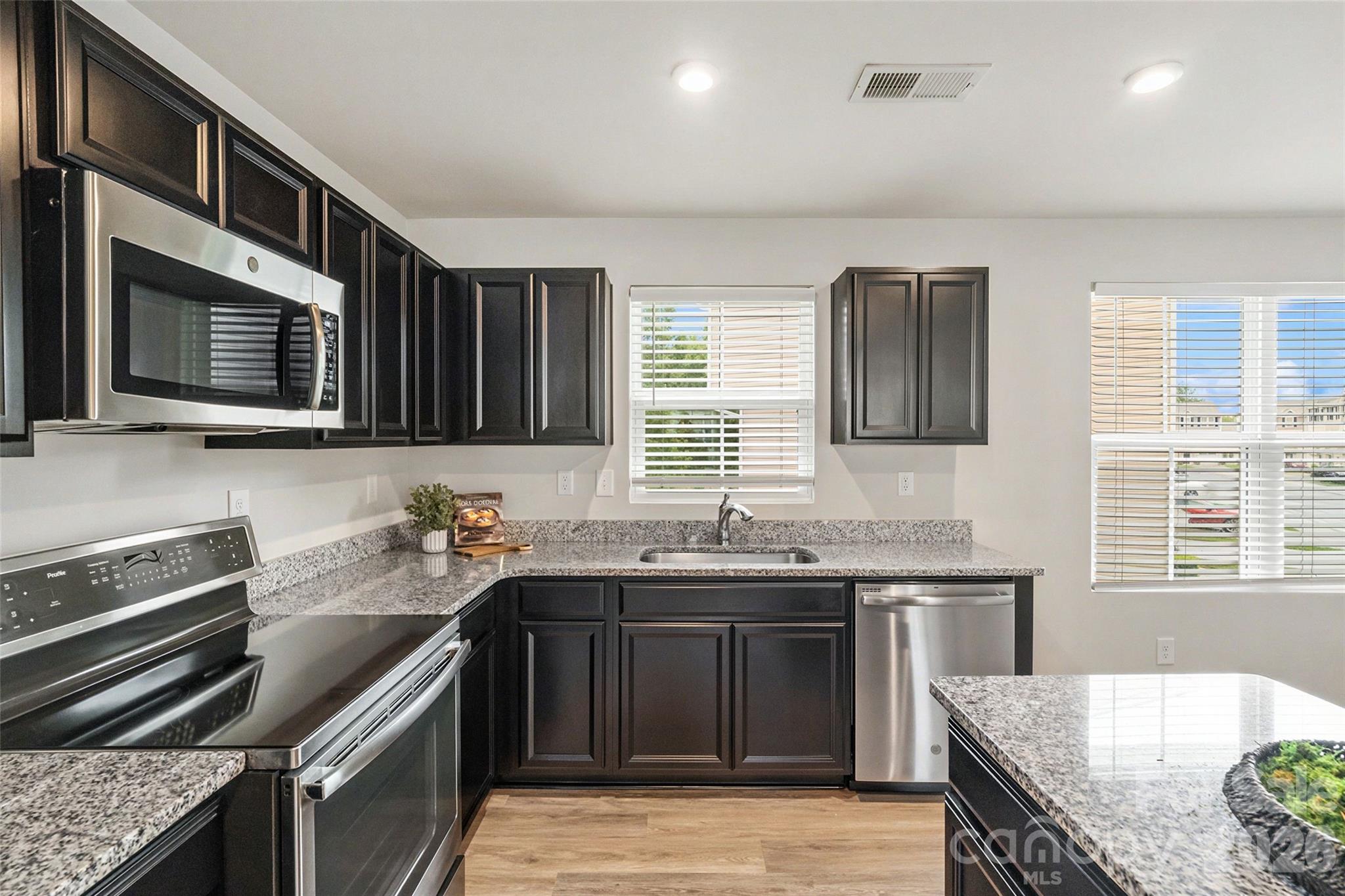 907 Taybyn Road Property Photo 13