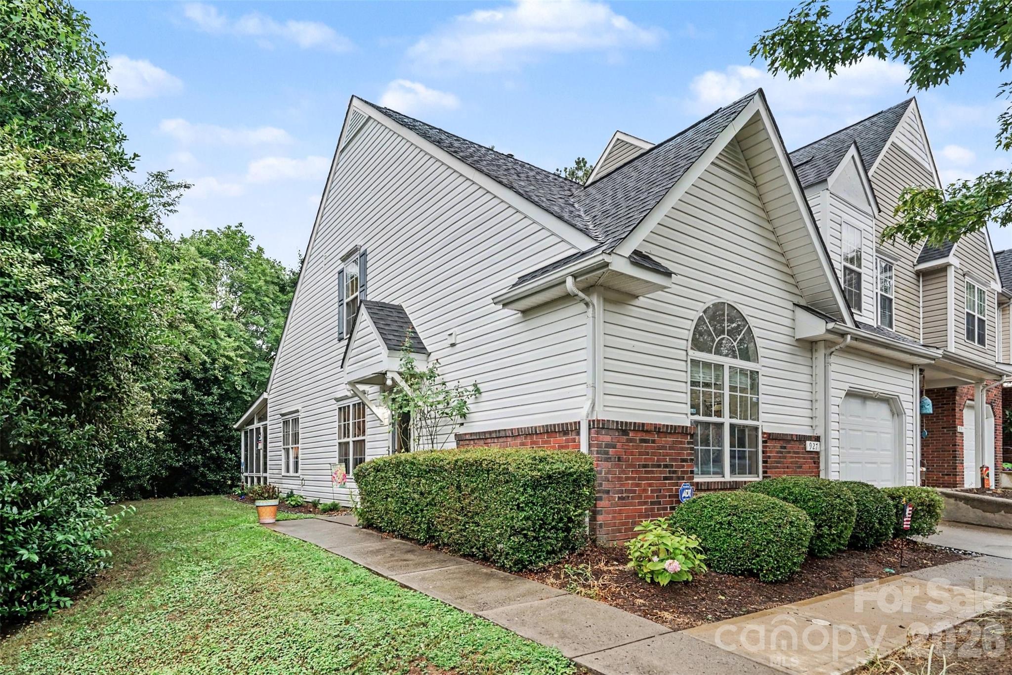 927 Sparrows Nest Lane Property Photo 2