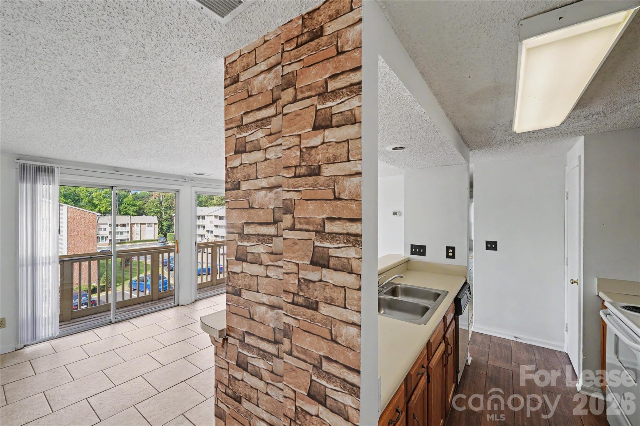 1624 Arlyn Circle J Property Photo 3