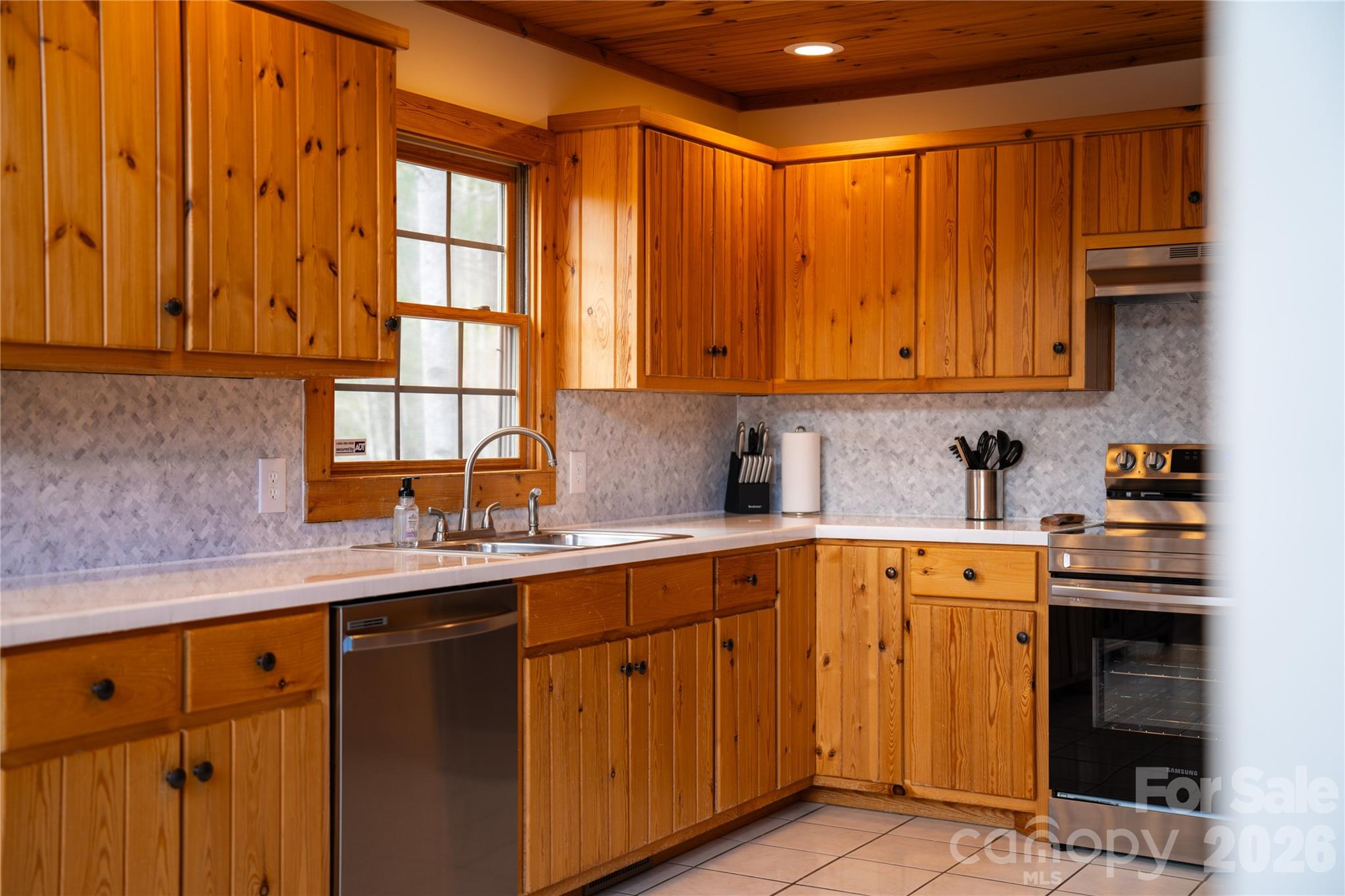 6006 Waterfalls Road Property Photo 9