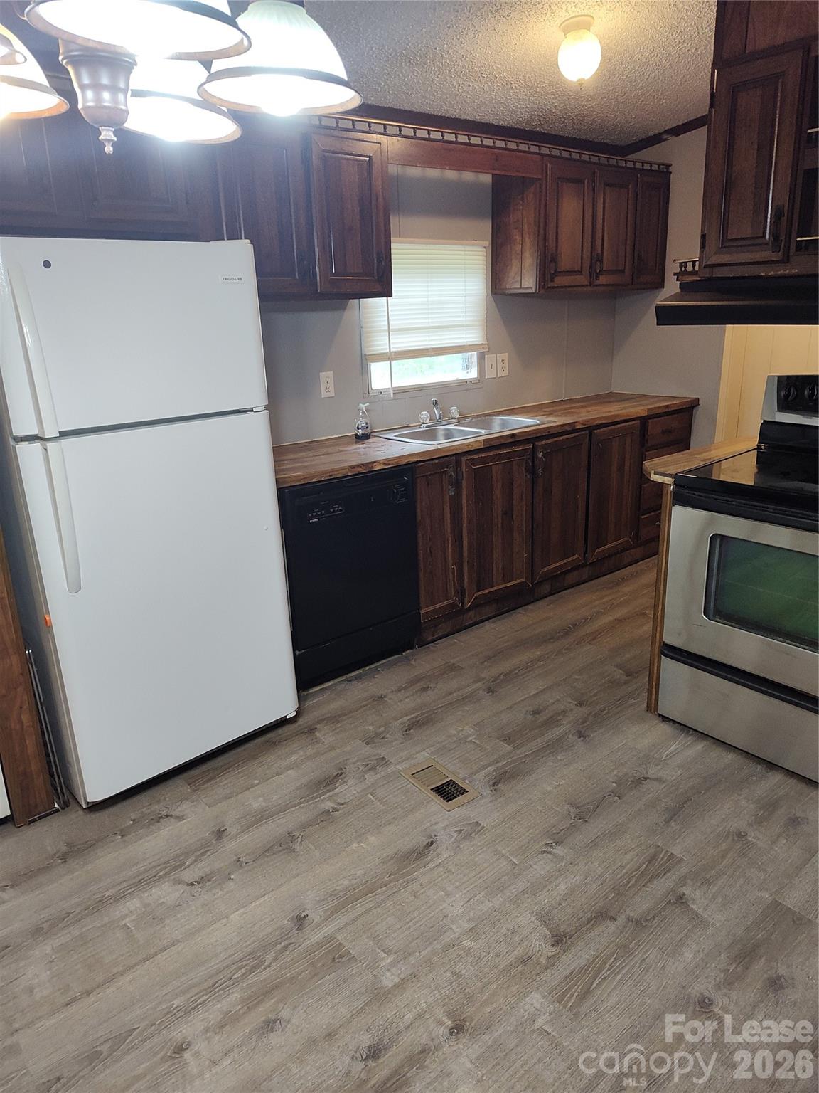 1024 Lindsay Drive Property Photo 6