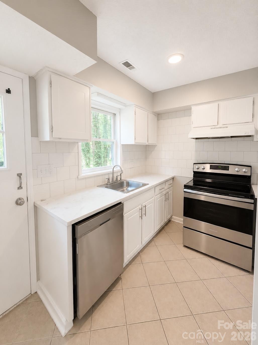 6101 Honeysuckle Lane Property Photo 2