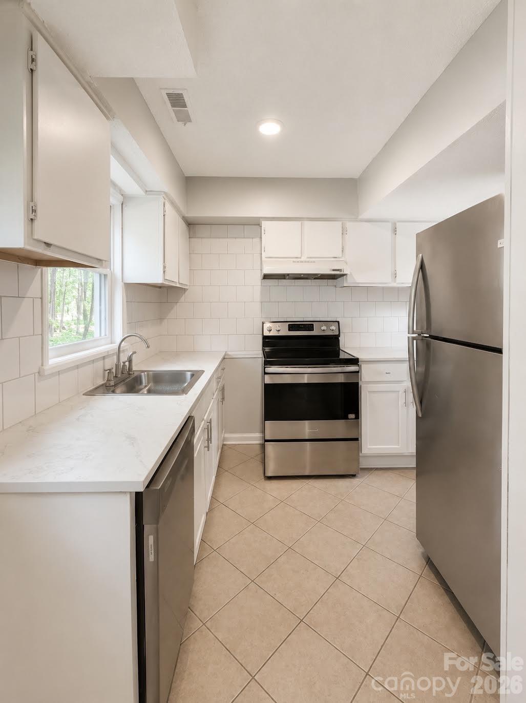6101 Honeysuckle Lane Property Photo 4