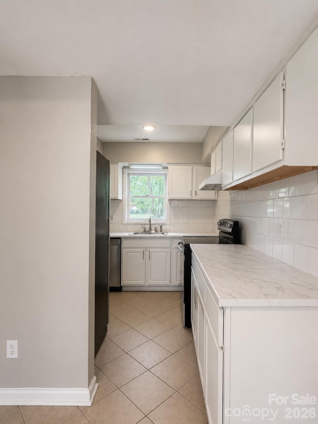 6101 Honeysuckle Lane Property Photo 6