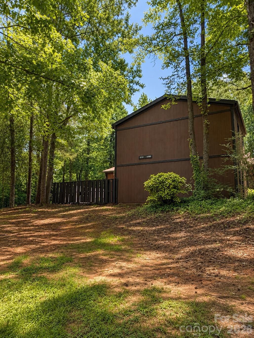 6101 Honeysuckle Lane Property Photo 22