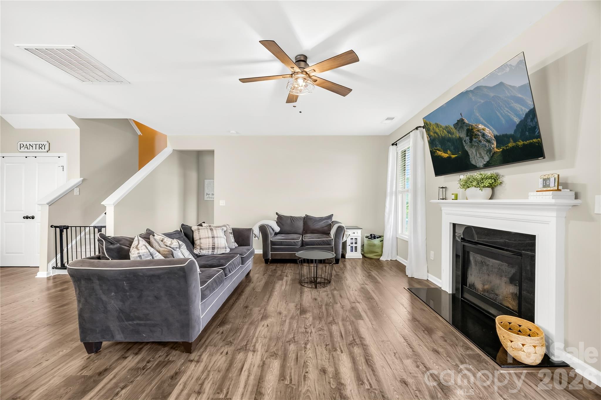 4526 Dover Court Property Photo 7