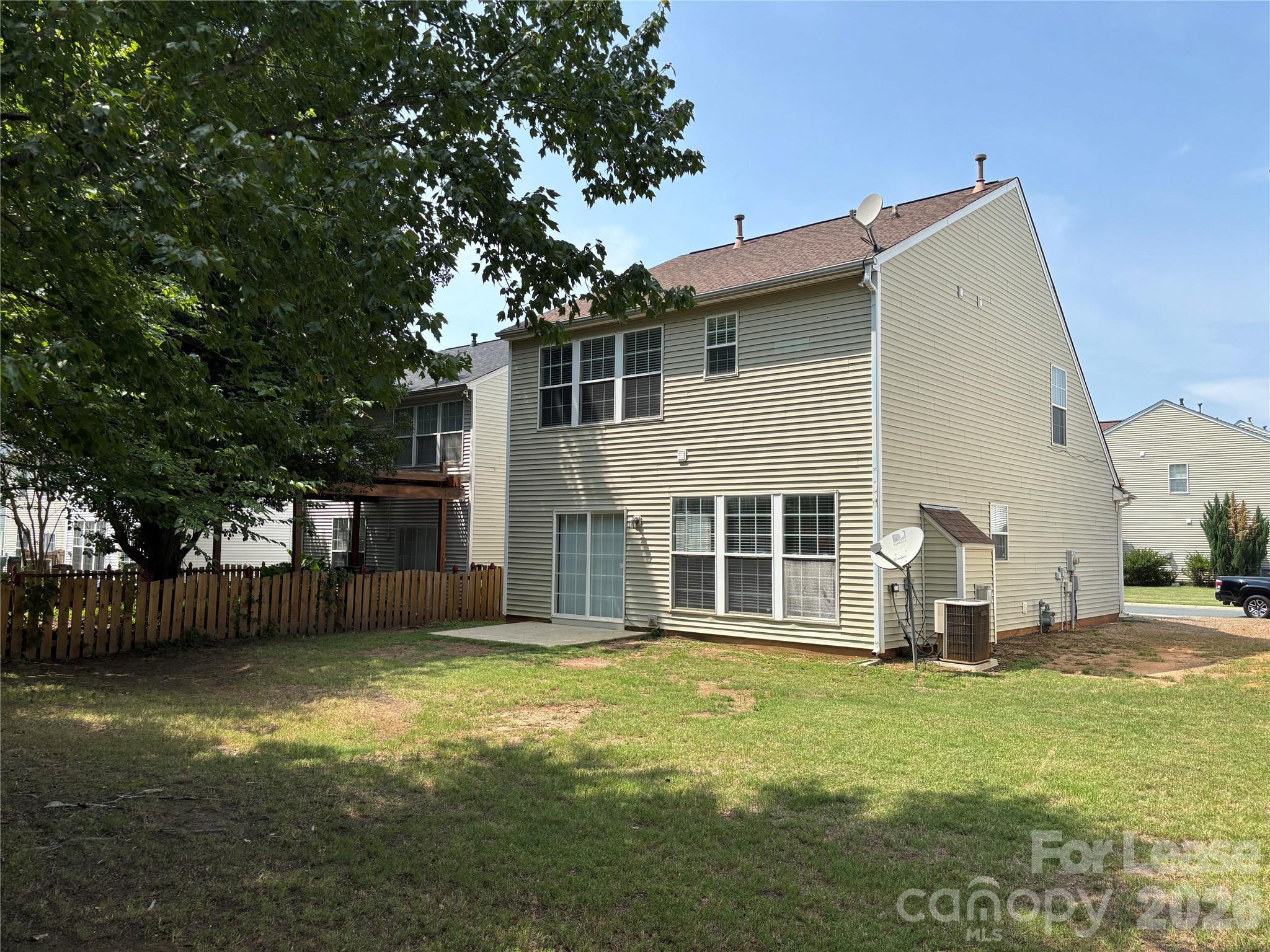 2435 Normancrest Court Property Photo 3