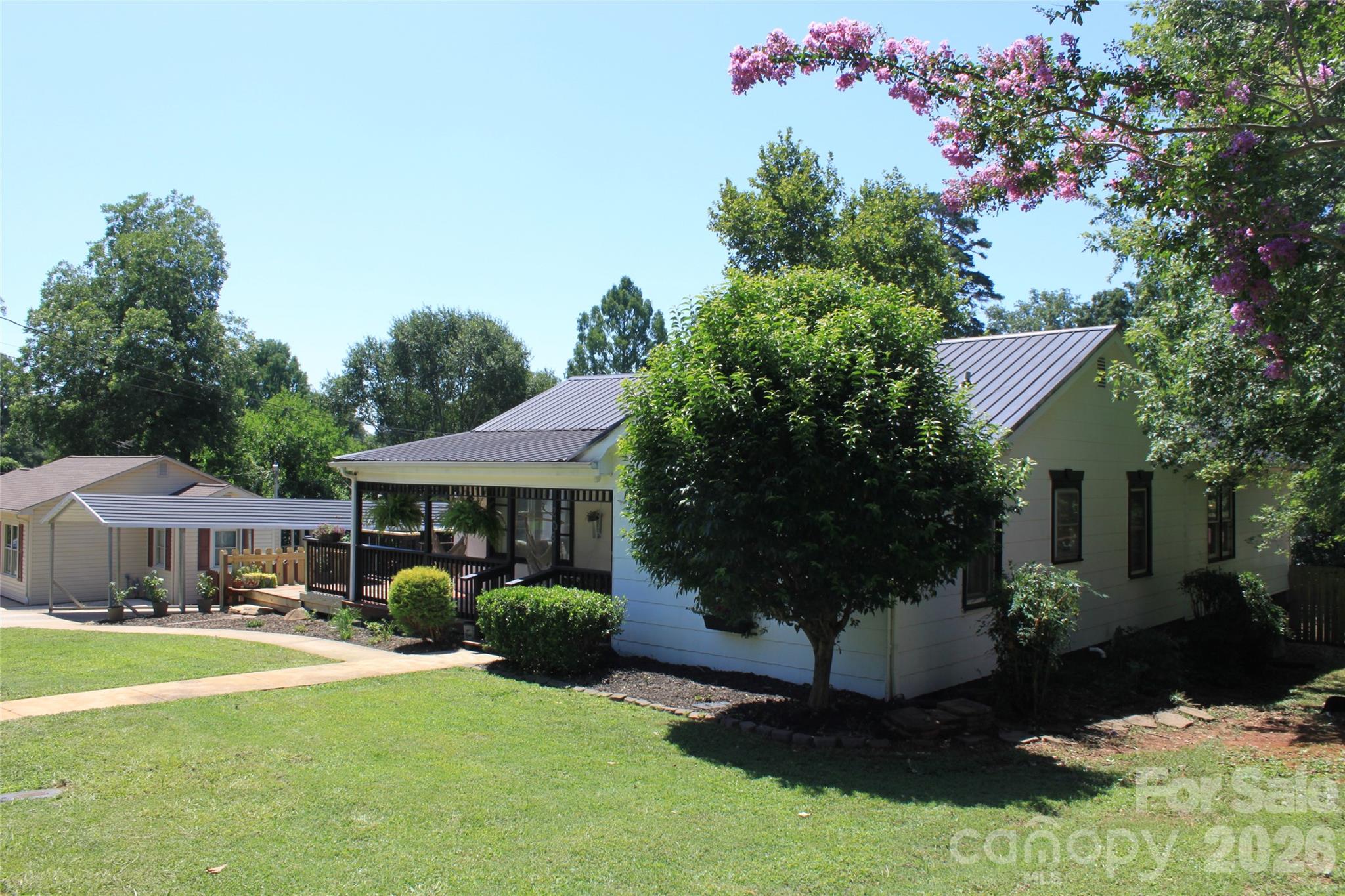 206 Bentwood Drive Property Photo 3