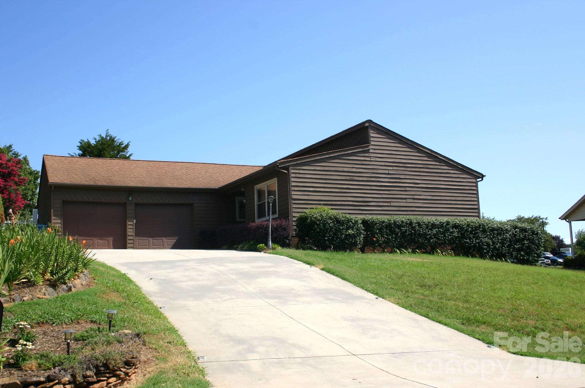 1647 Woodridge Circle Property Photo 1