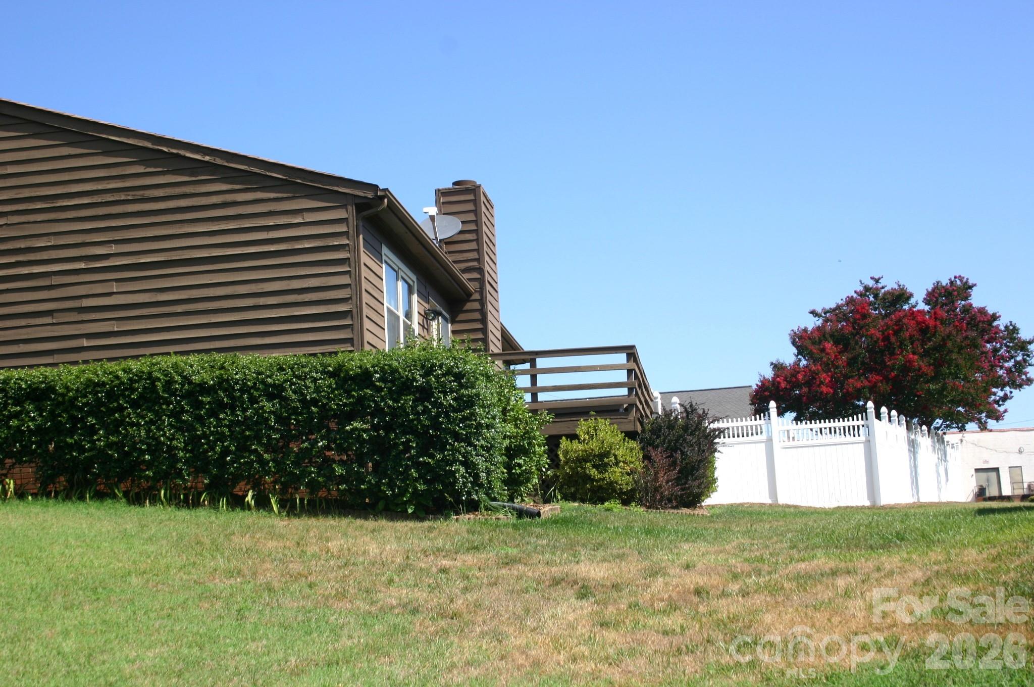 1647 Woodridge Circle Property Photo 2
