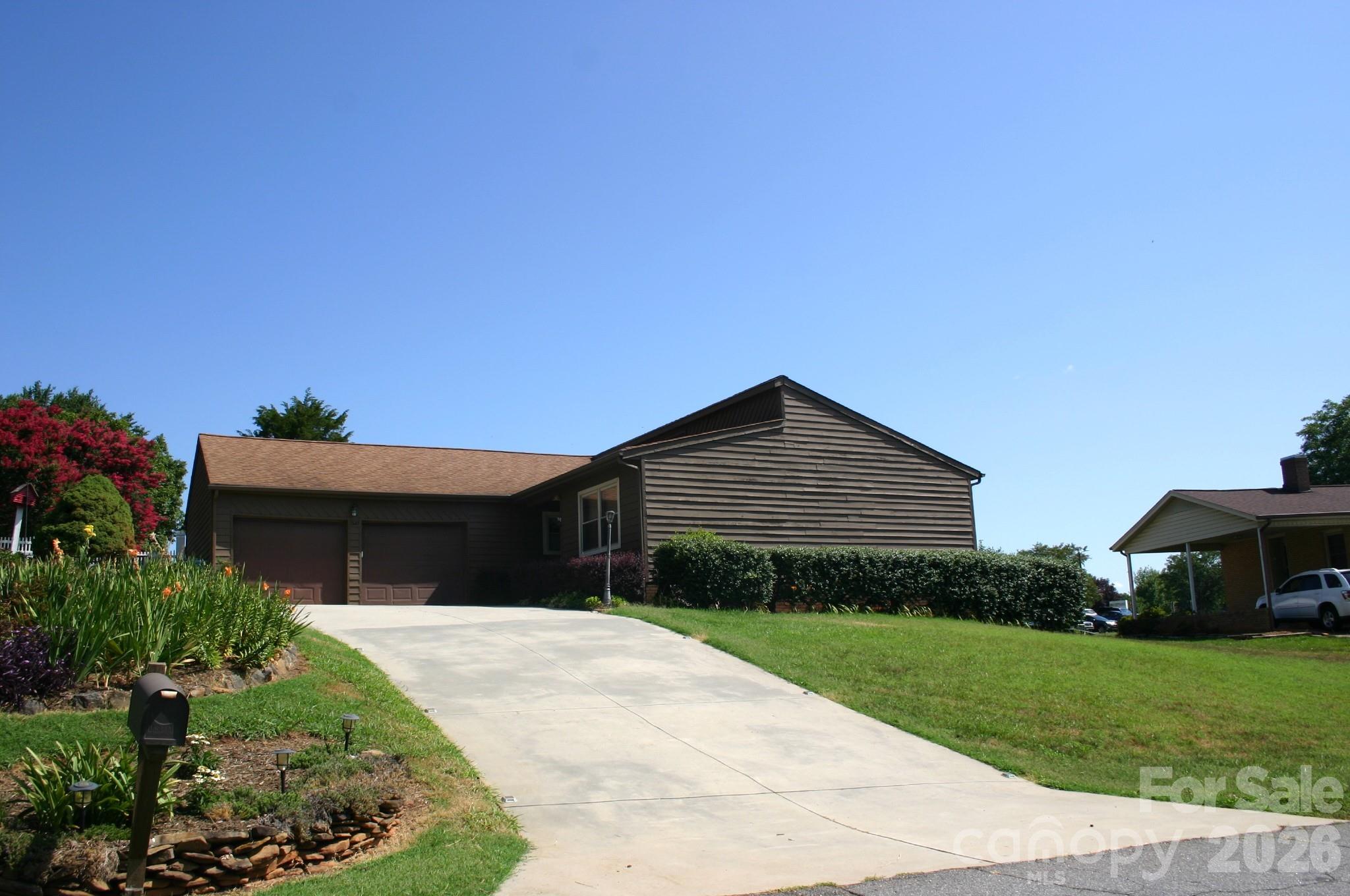 1647 Woodridge Circle Property Photo 3