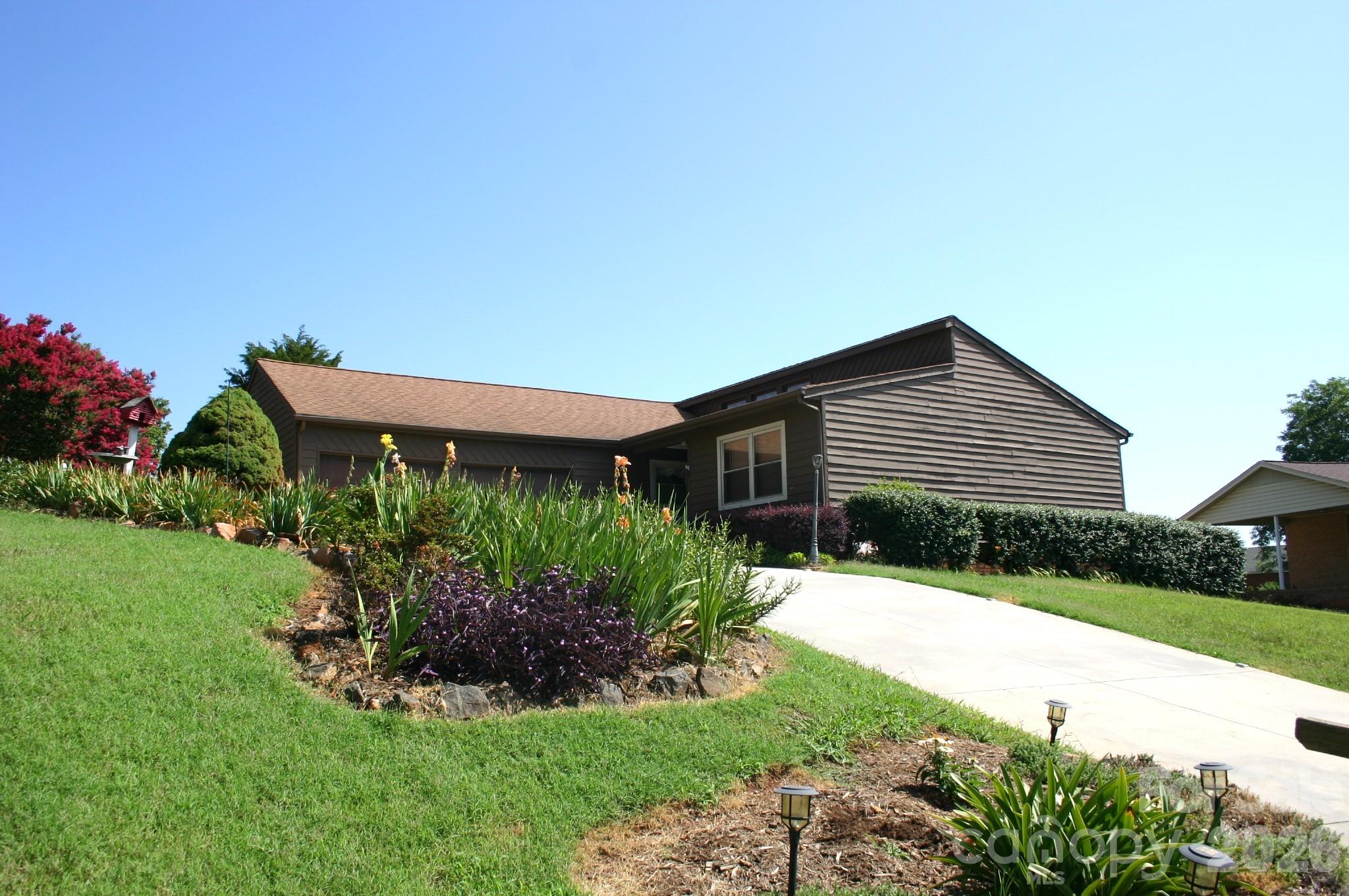 1647 Woodridge Circle Property Photo 4