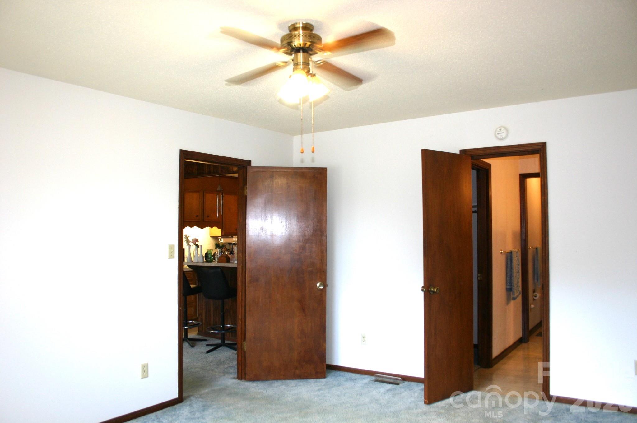 1647 Woodridge Circle Property Photo 19