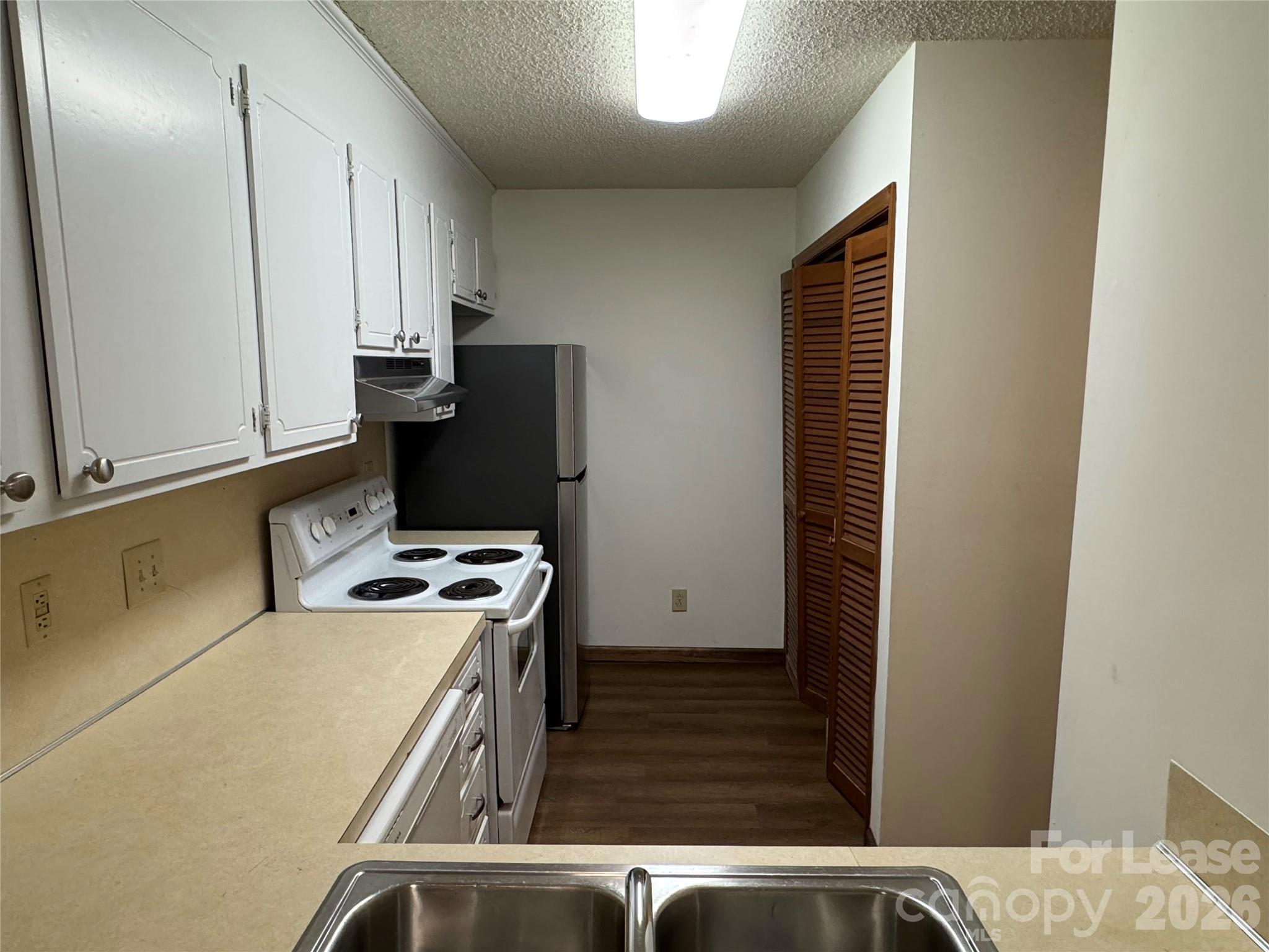 2033 Oakdale Road F Property Photo 4