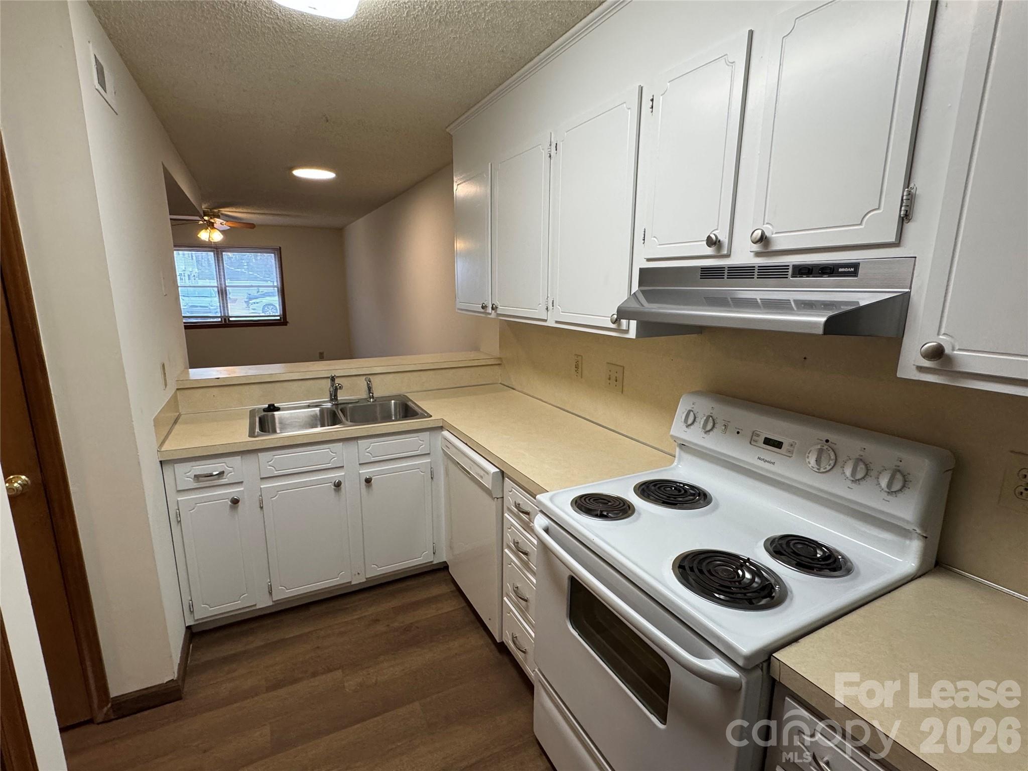 2033 Oakdale Road F Property Photo 5