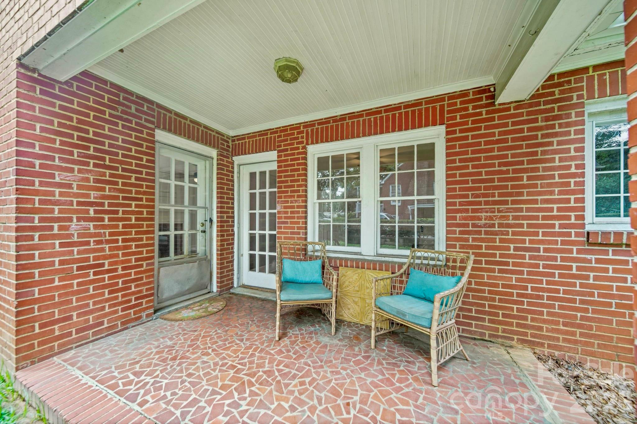 1214 S York Street Property Photo 7