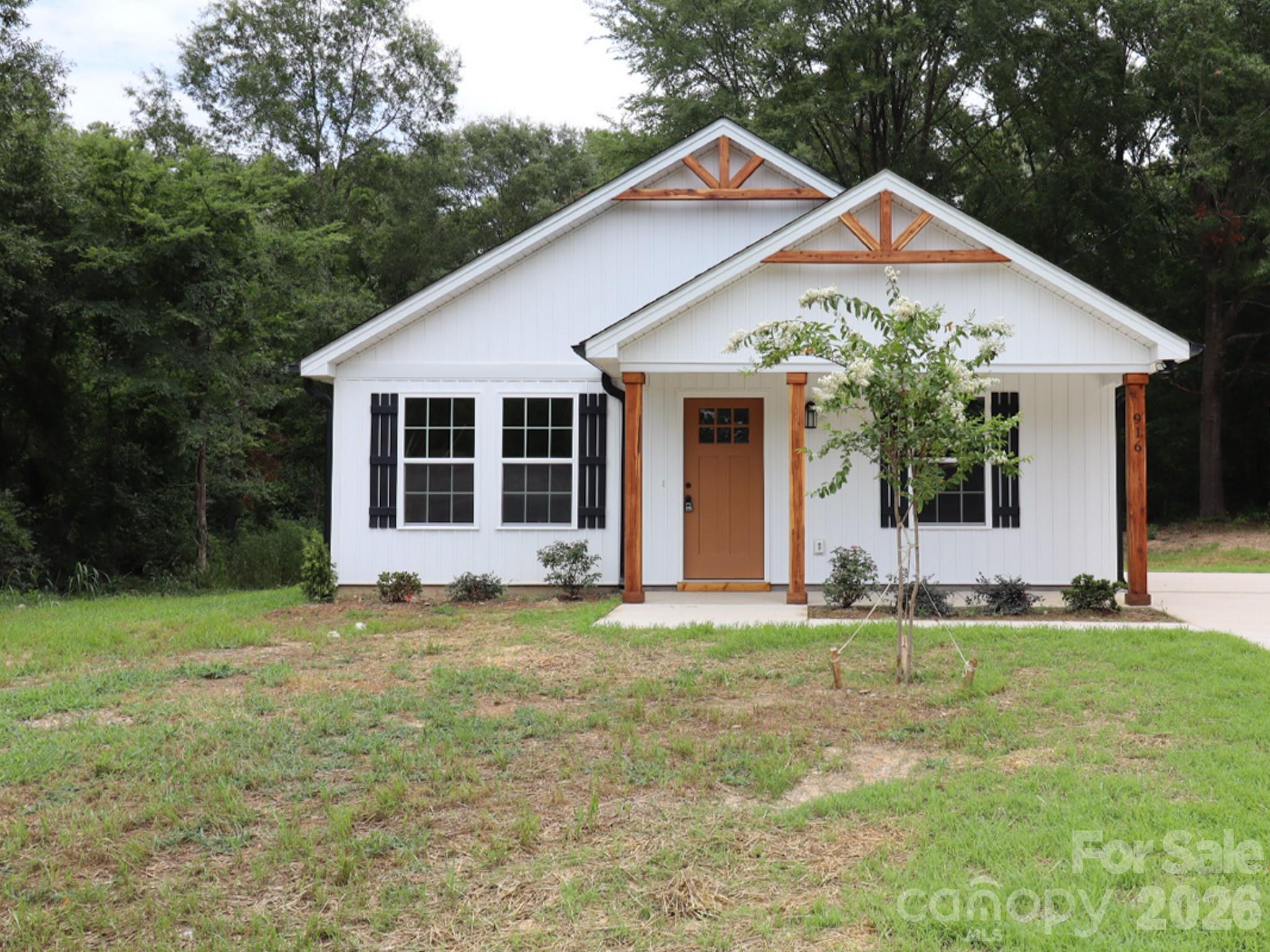 916 N Austin Road Property Photo 1