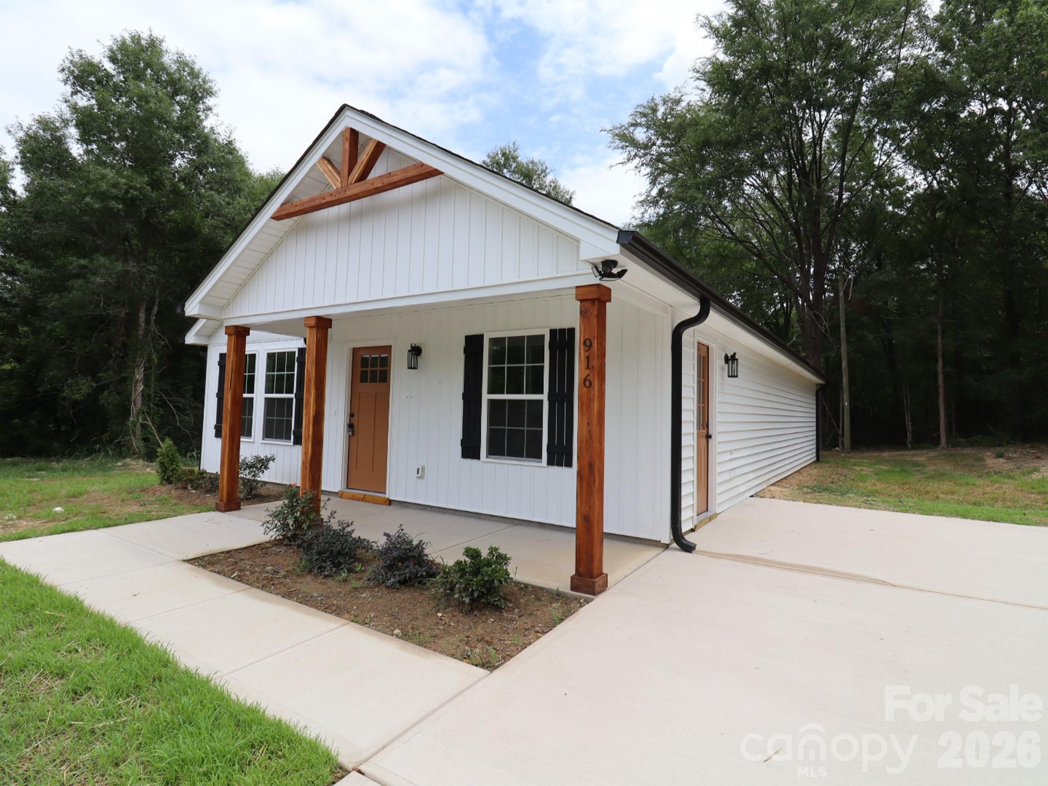 916 N Austin Road Property Photo 2