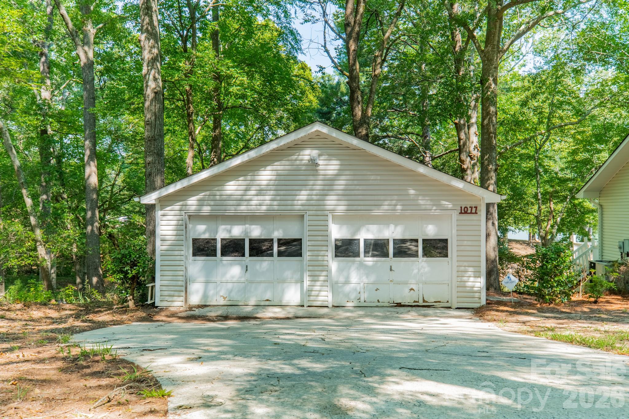 1077 E Shore Drive Property Photo 3