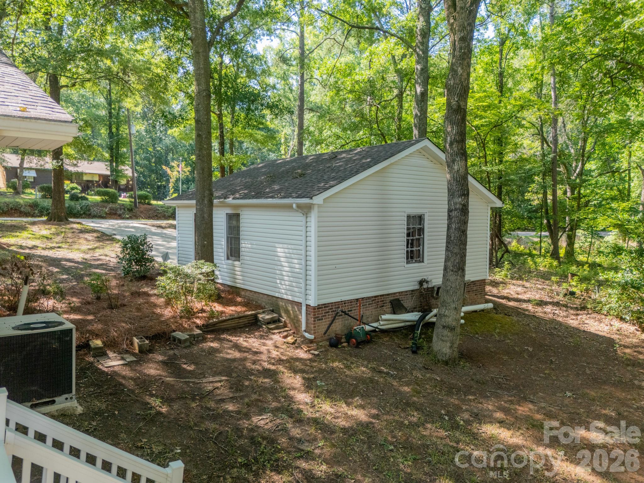 1077 E Shore Drive Property Photo 4
