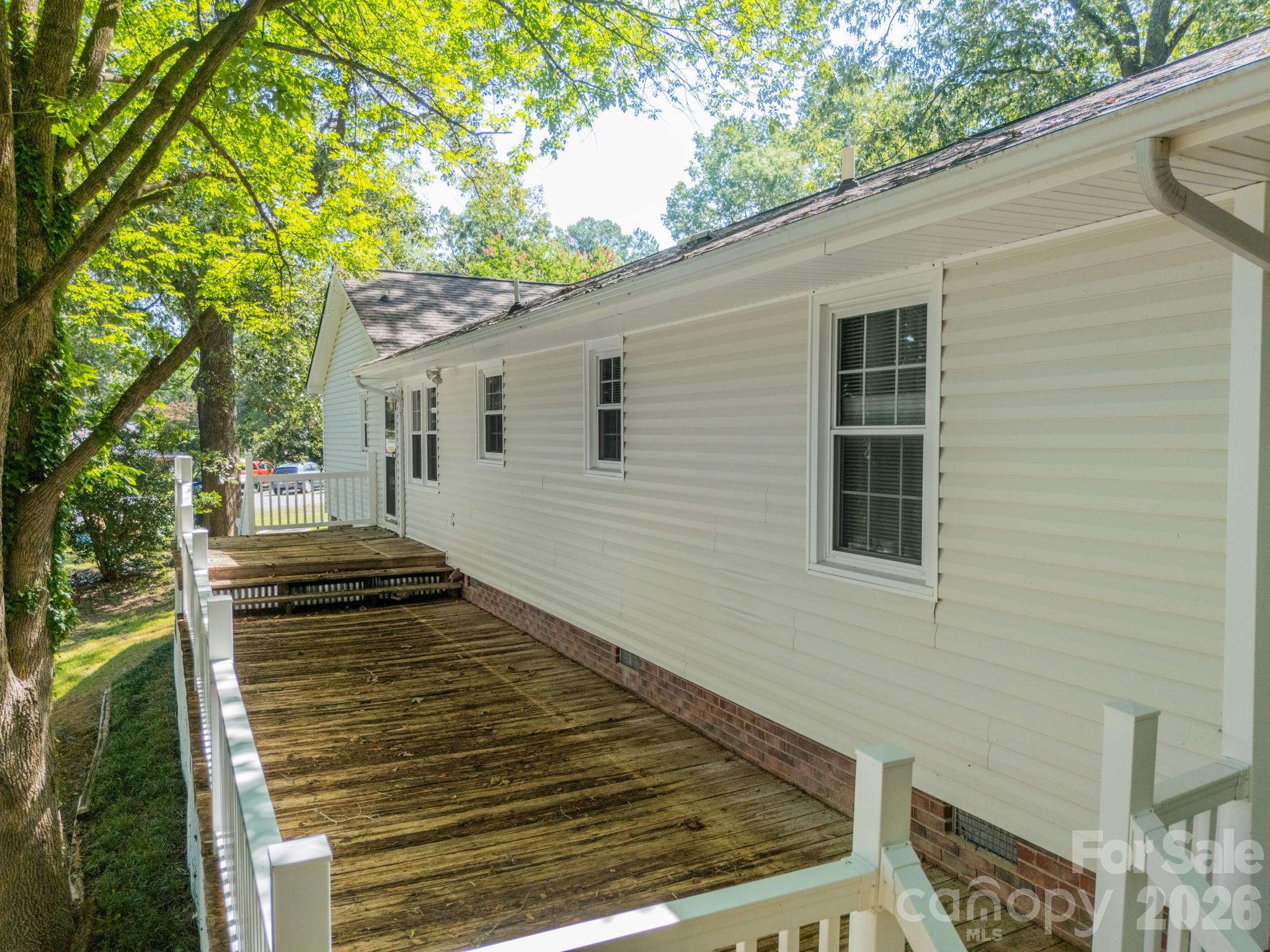 1077 E Shore Drive Property Photo 12