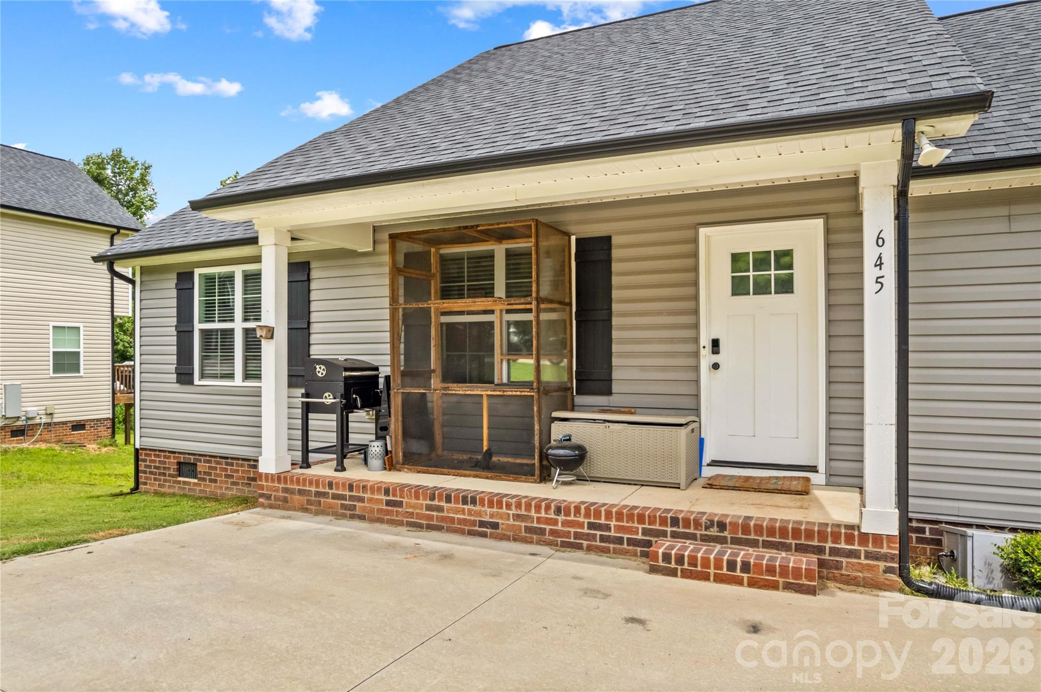 645 Harry Street Property Photo 5
