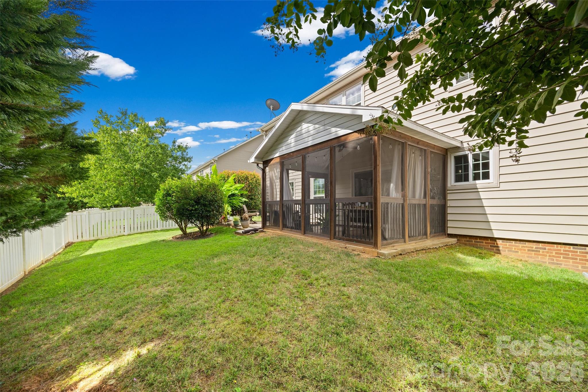 3339 Kingshire Way Property Photo 4