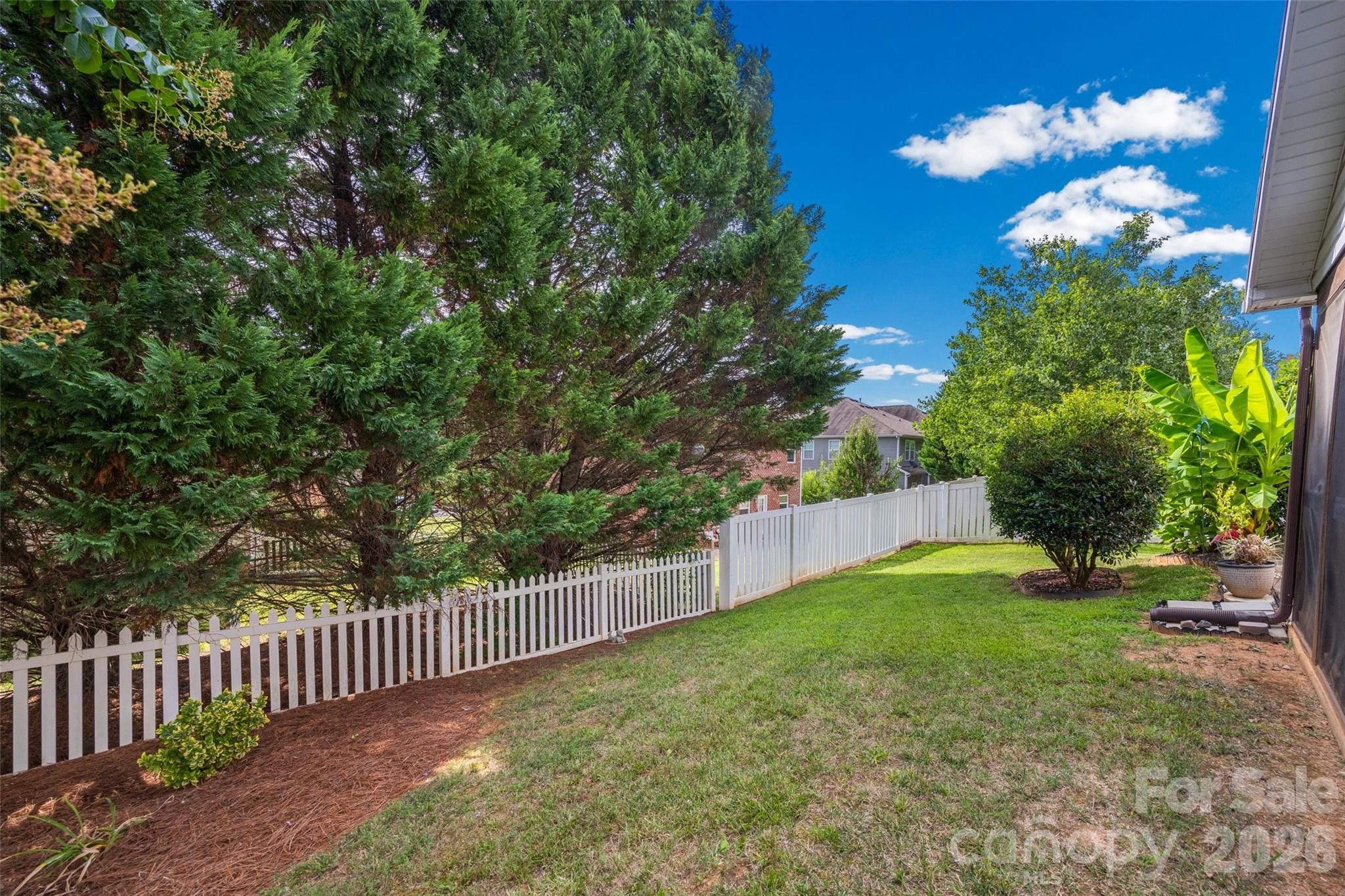 3339 Kingshire Way Property Photo 5