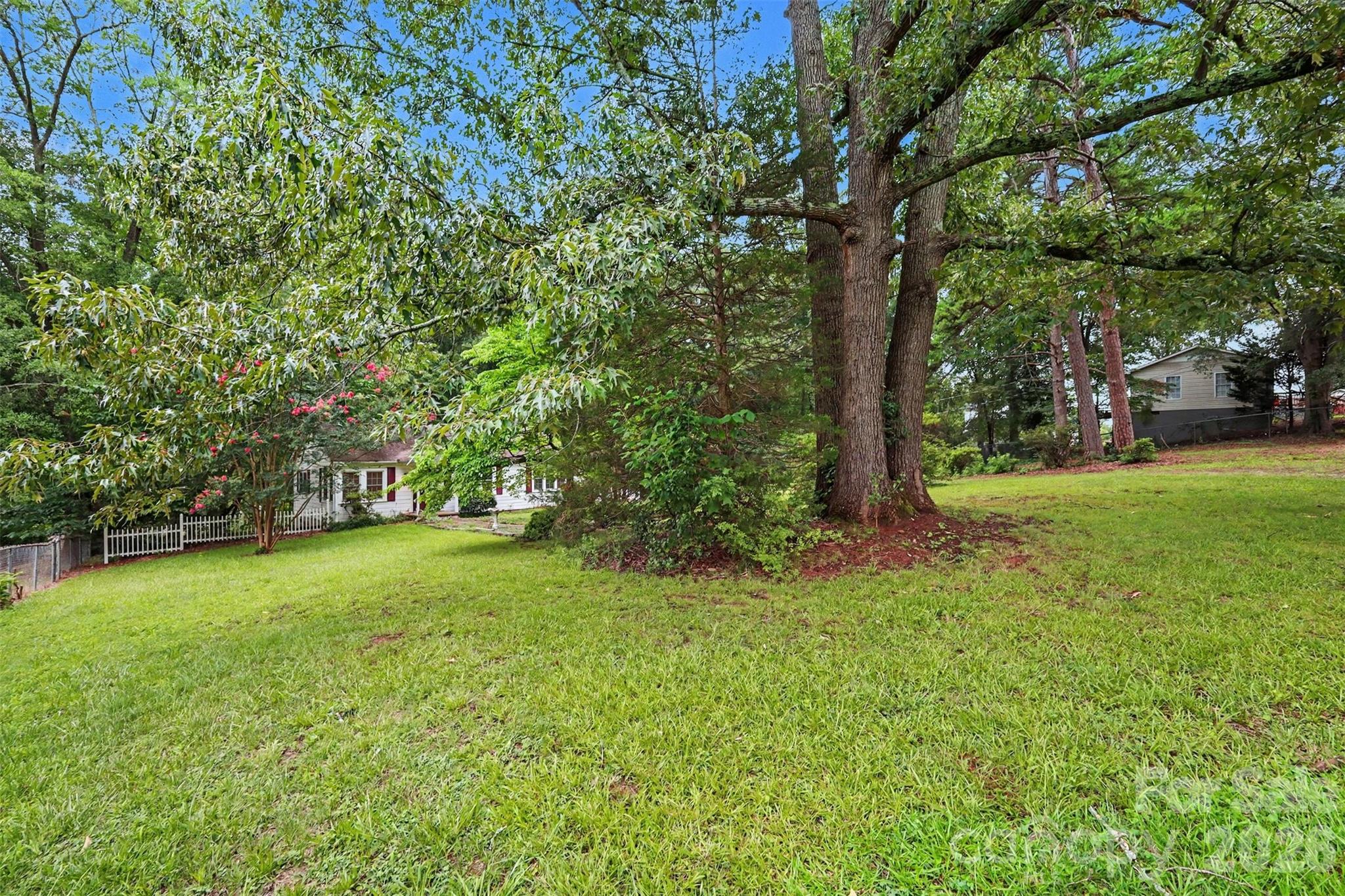 515 N Hill Street Property Photo 5