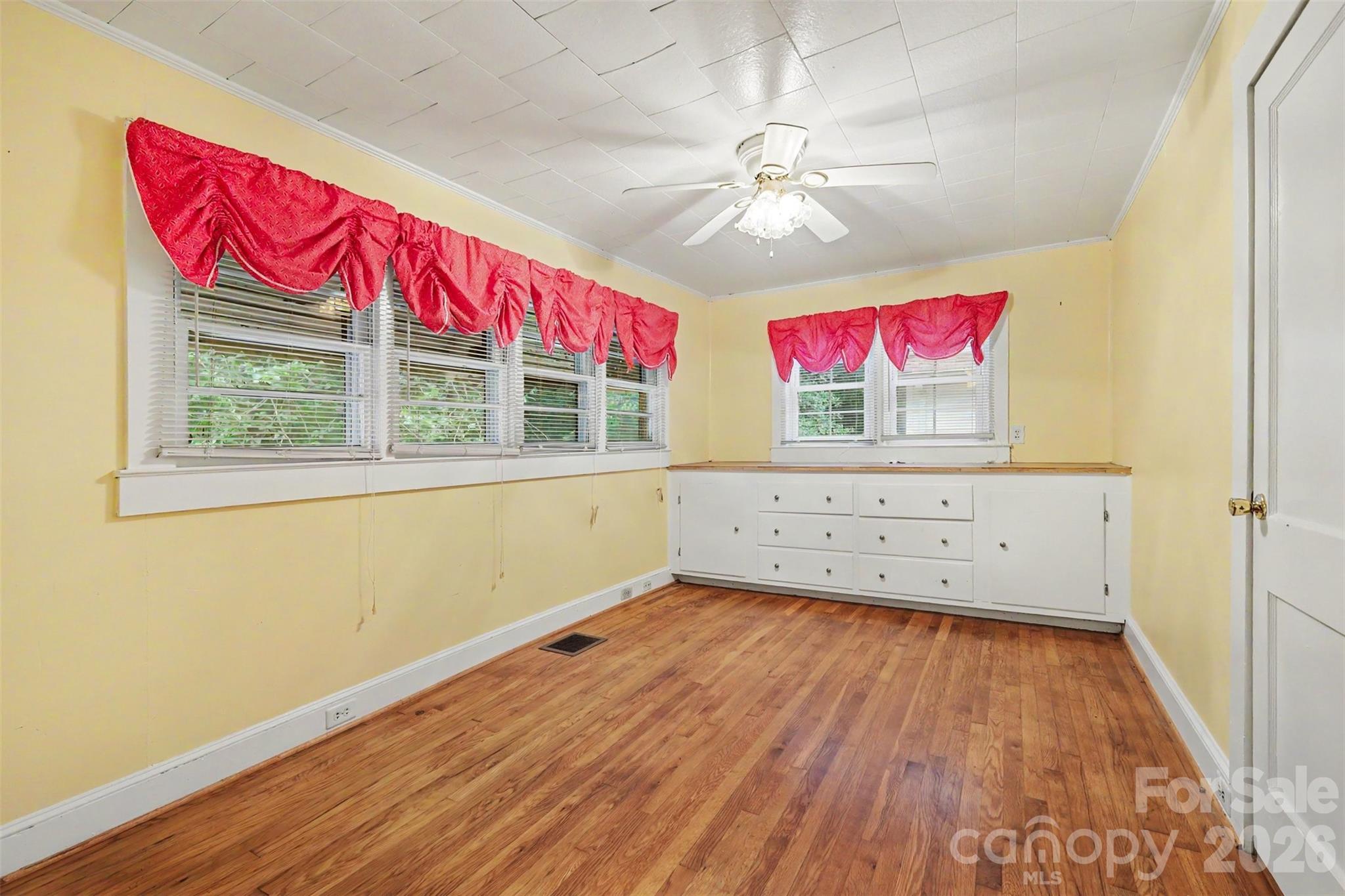 515 N Hill Street Property Photo 27