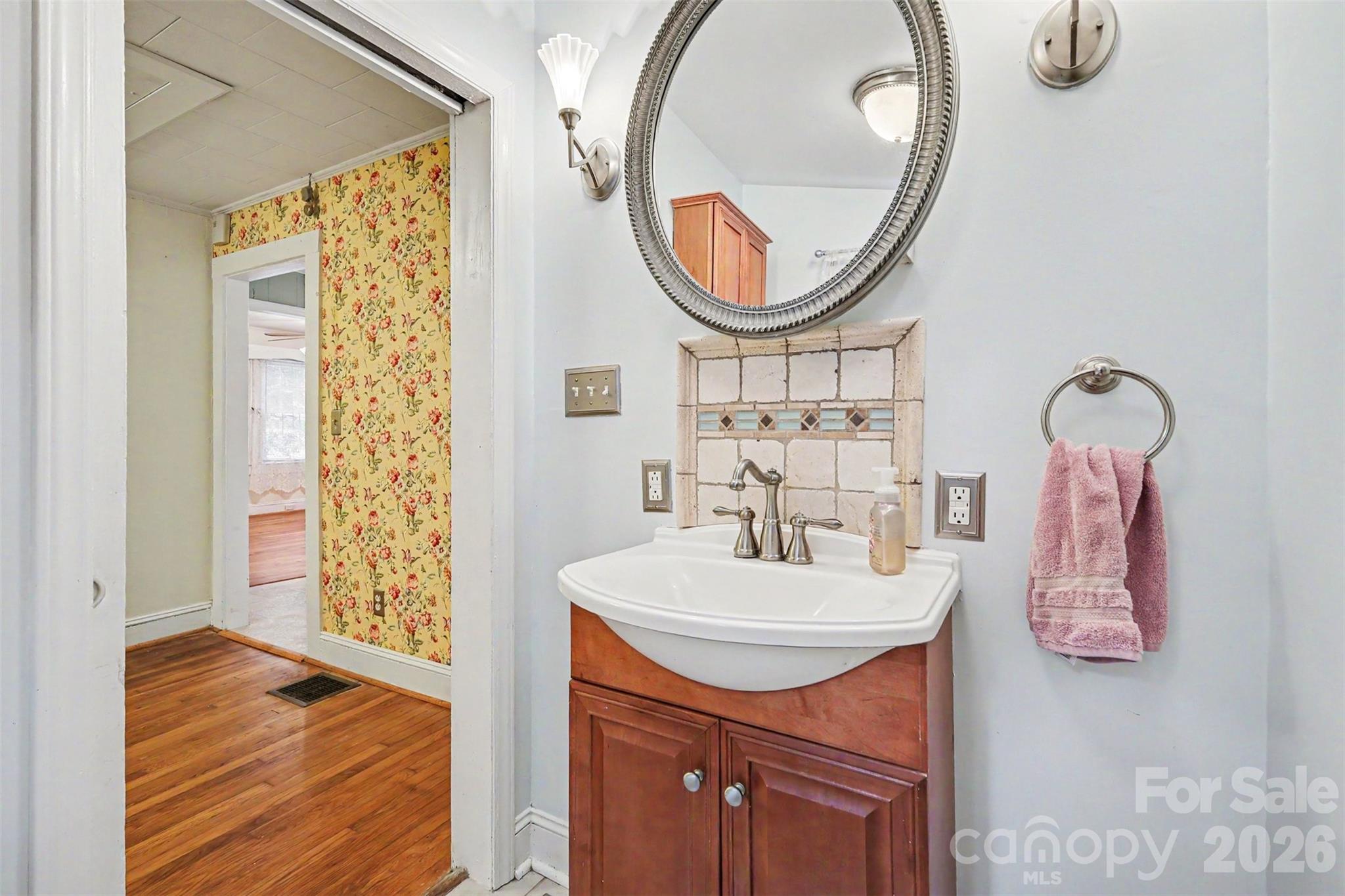 515 N Hill Street Property Photo 32