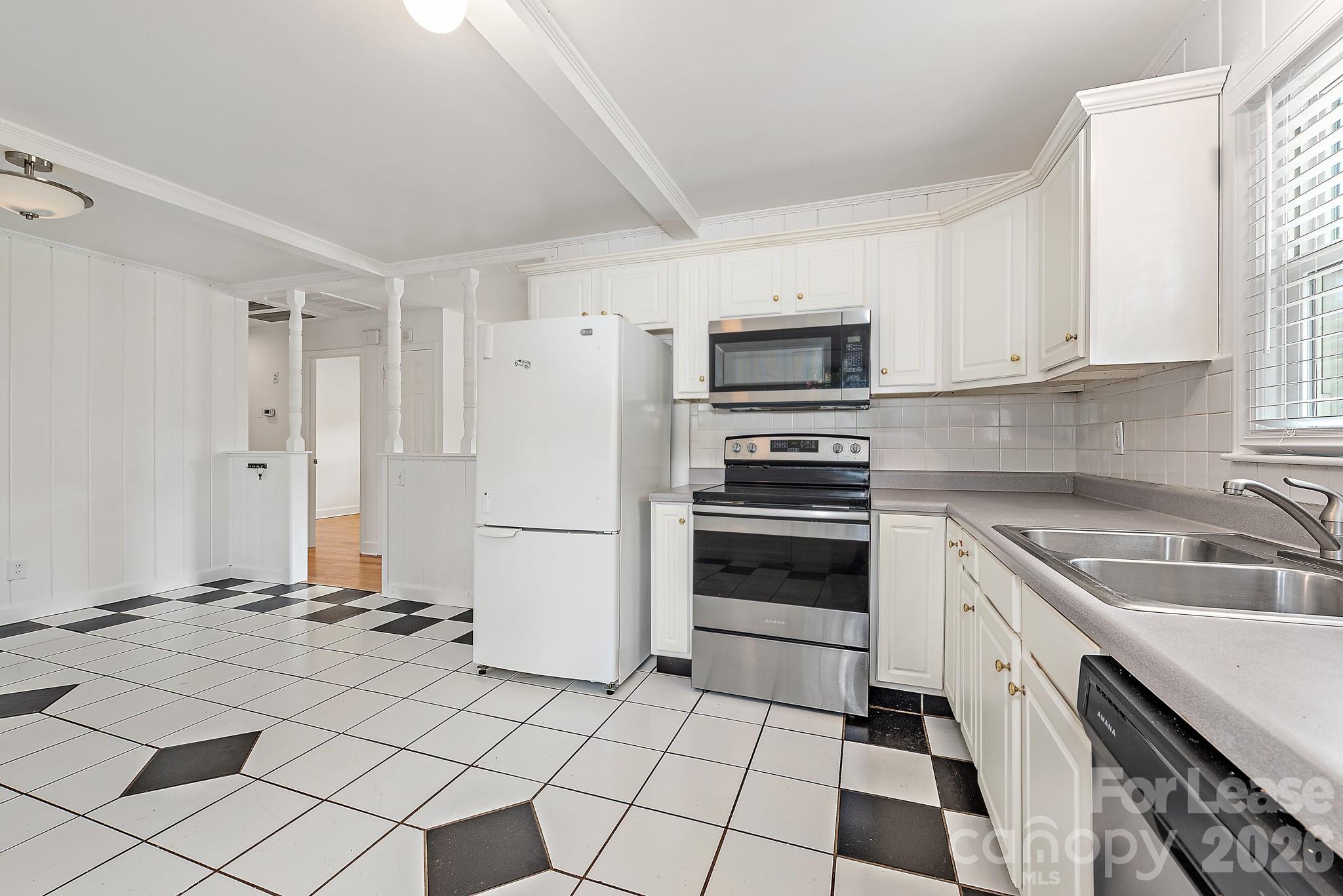 1129 Eastview Drive Property Photo 6