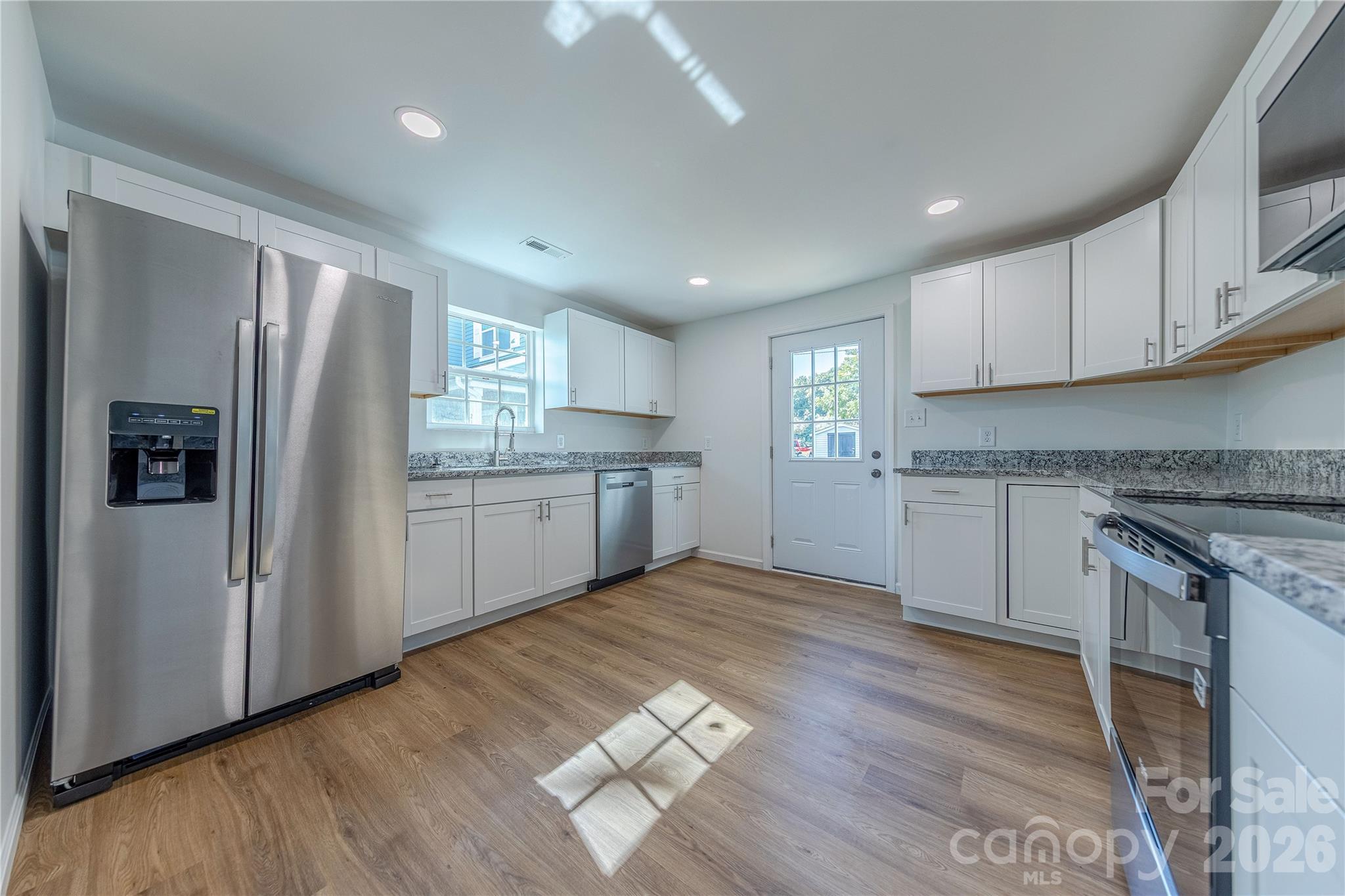 214 E Washington Avenue Property Photo 3